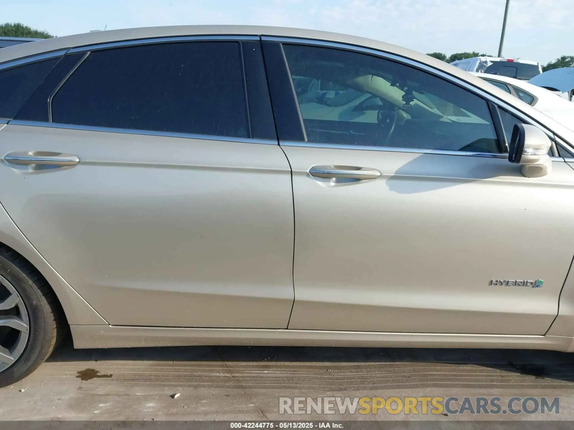 12 Photograph of a damaged car 3FA6P0RU9KR110081 FORD FUSION HYBRID 2019