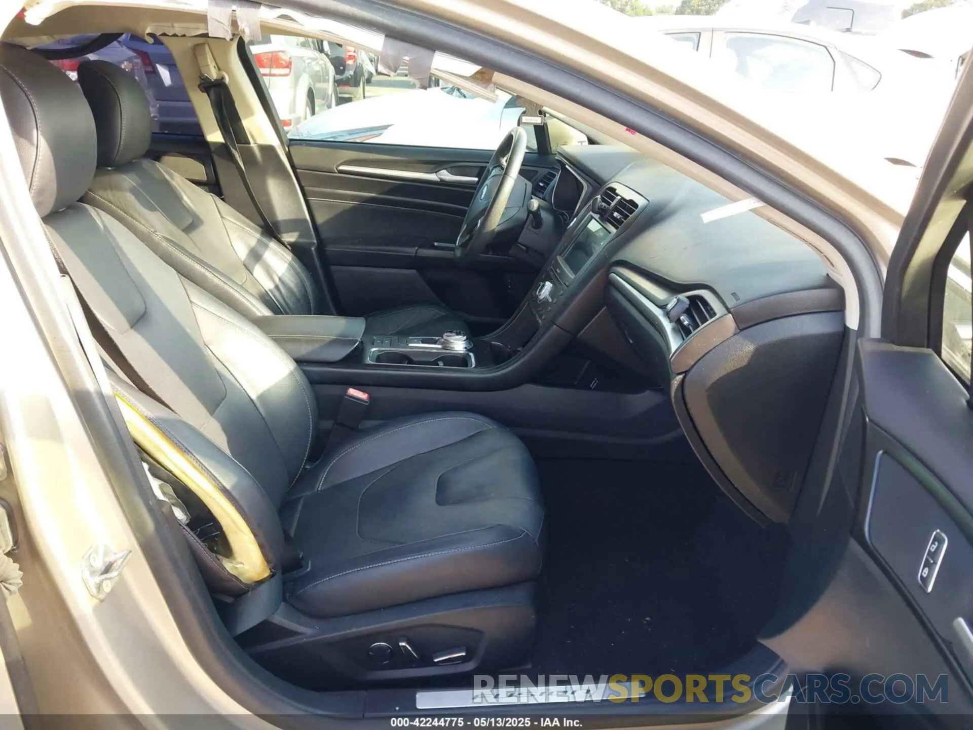 5 Photograph of a damaged car 3FA6P0RU9KR110081 FORD FUSION HYBRID 2019