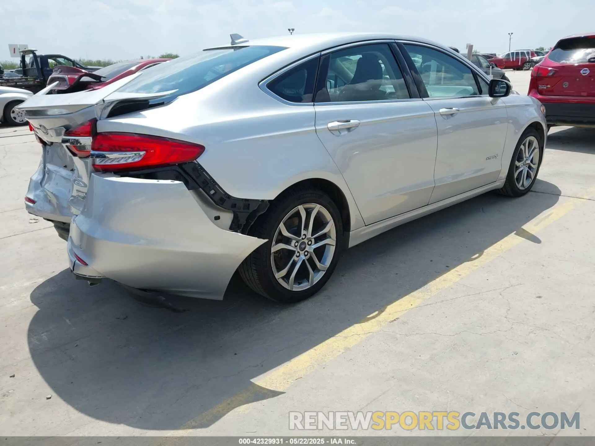 4 Photograph of a damaged car 3FA6P0RUXKR106430 FORD FUSION HYBRID 2019