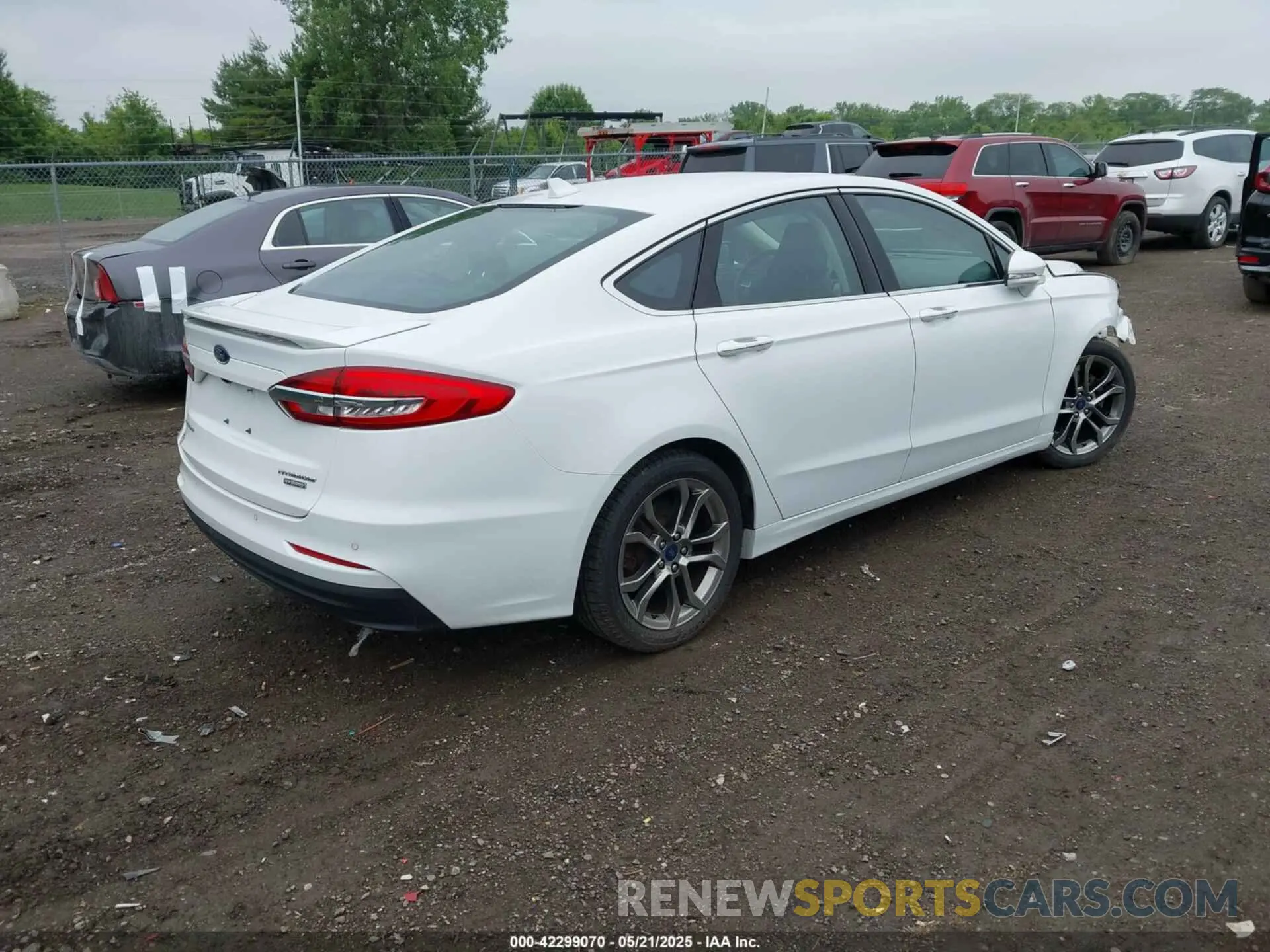 4 Photograph of a damaged car 3FA6P0RUXLR139574 FORD FUSION HYBRID 2020