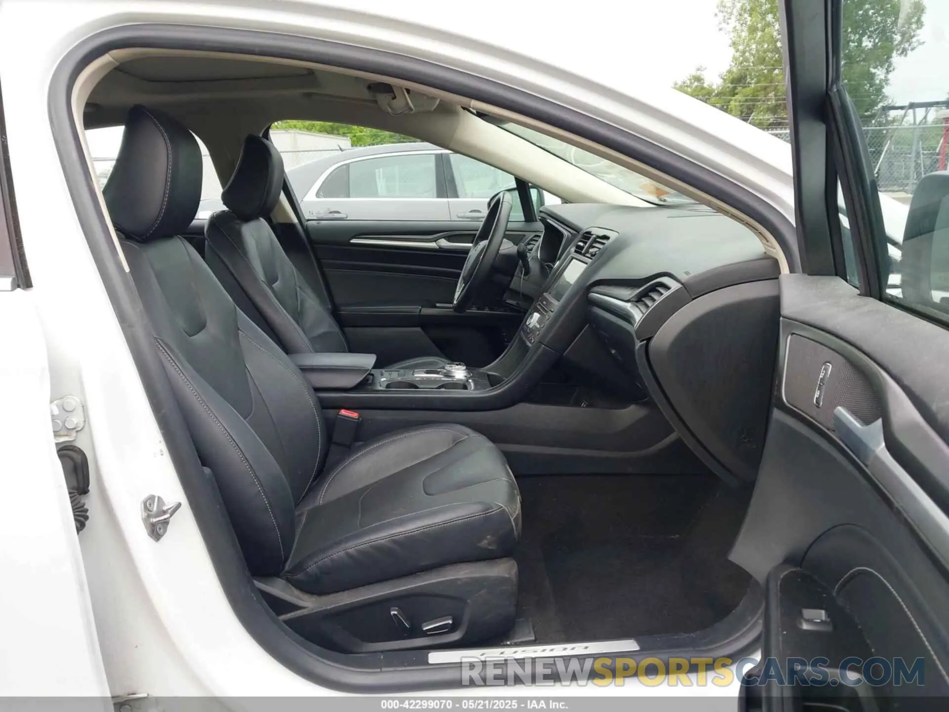 5 Photograph of a damaged car 3FA6P0RUXLR139574 FORD FUSION HYBRID 2020