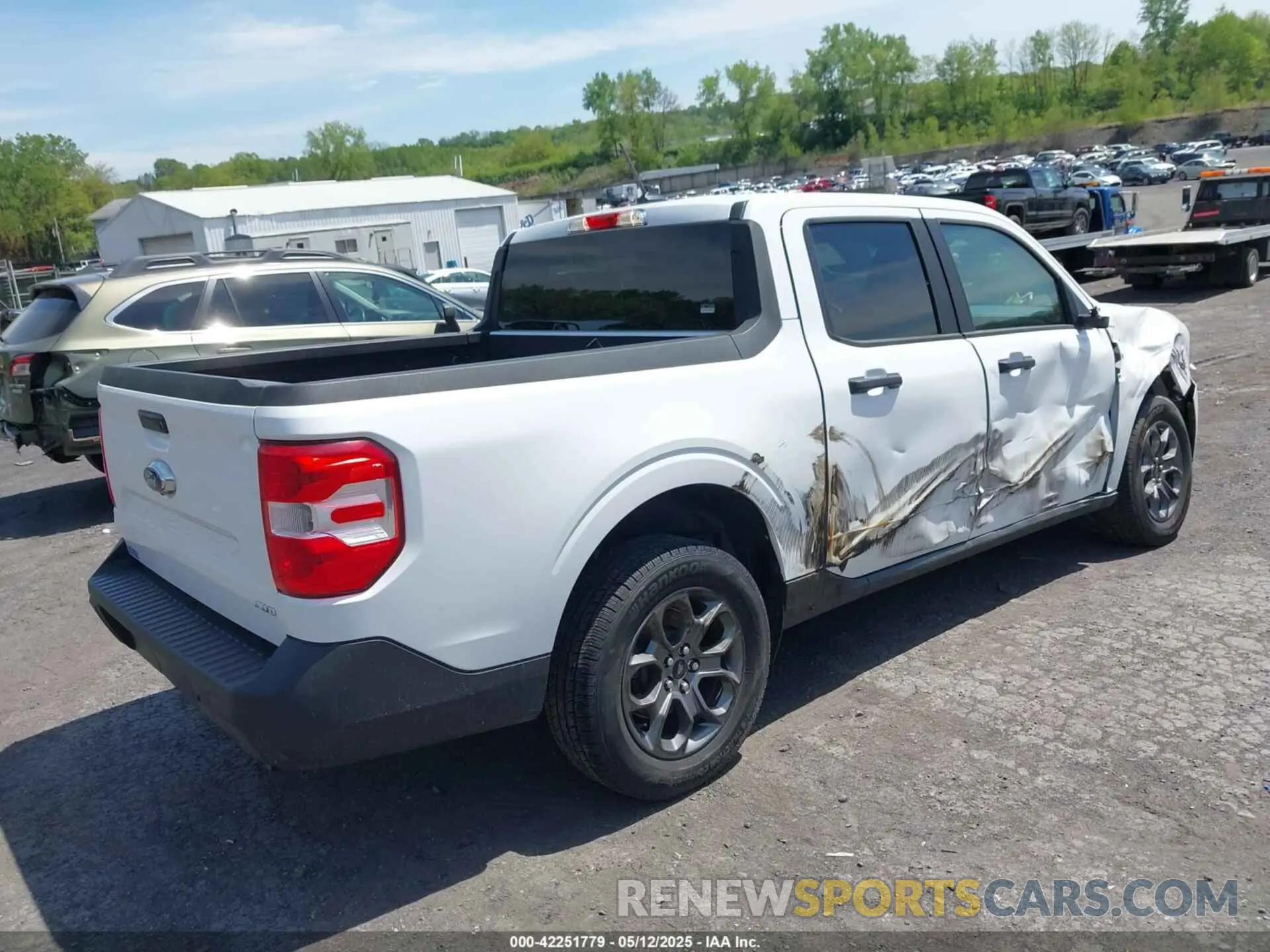 4 Photograph of a damaged car 3FTTW8F93NRA14627 FORD MAVERICK 2022