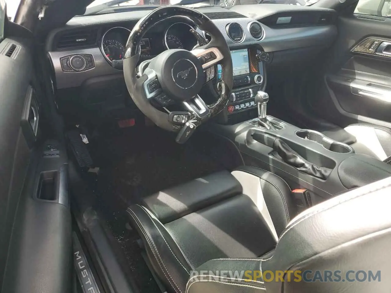 8 Photograph of a damaged car 1FA6P8CF0K5105475 FORD MUSTANG 2019