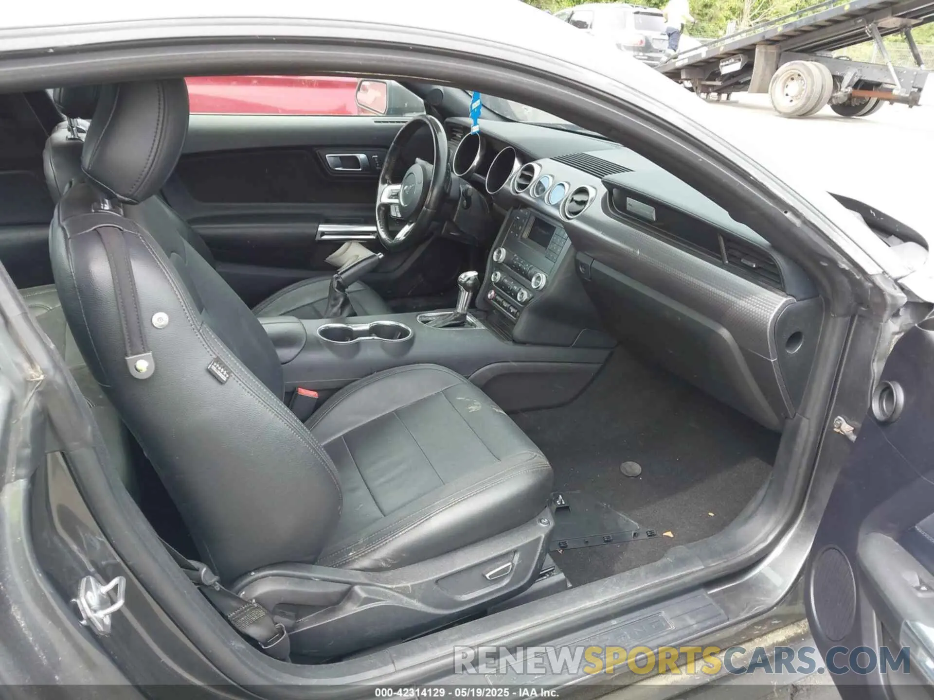 5 Photograph of a damaged car 1FA6P8CF0K5124320 FORD MUSTANG 2019