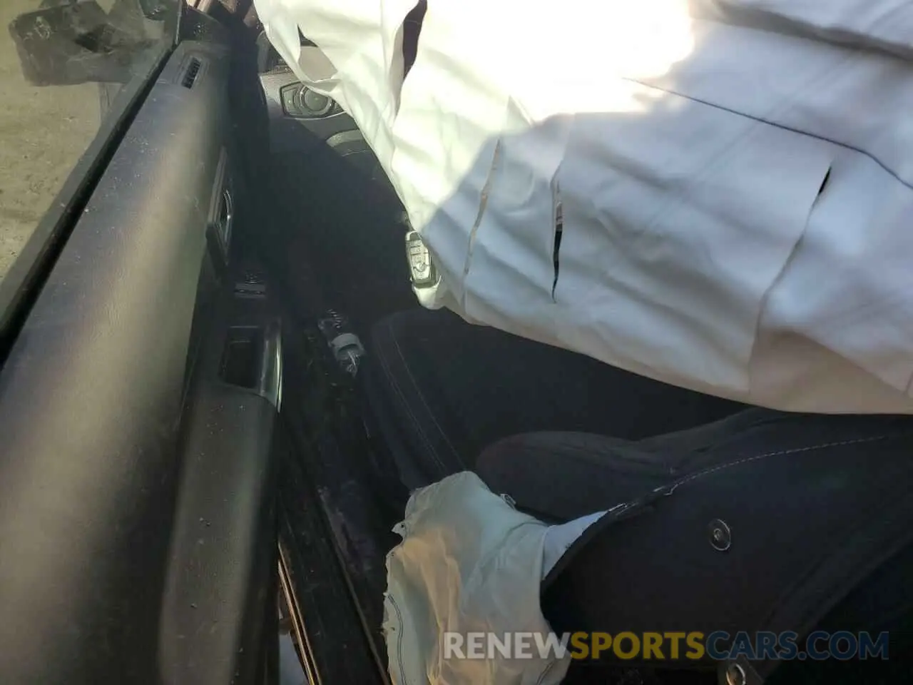 8 Photograph of a damaged car 1FA6P8CF2K5125369 FORD MUSTANG 2019