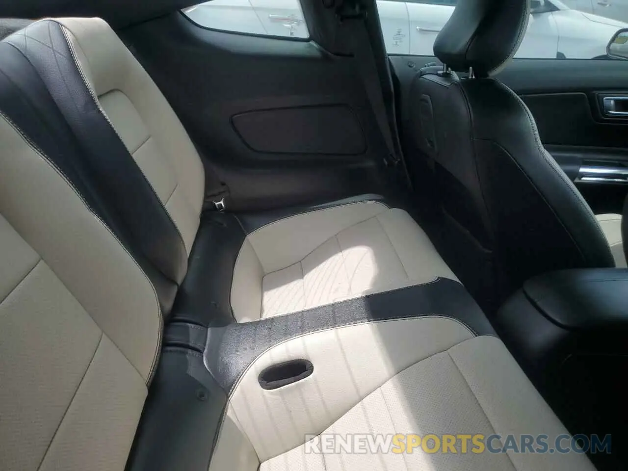 10 Photograph of a damaged car 1FA6P8CF3K5185757 FORD MUSTANG 2019