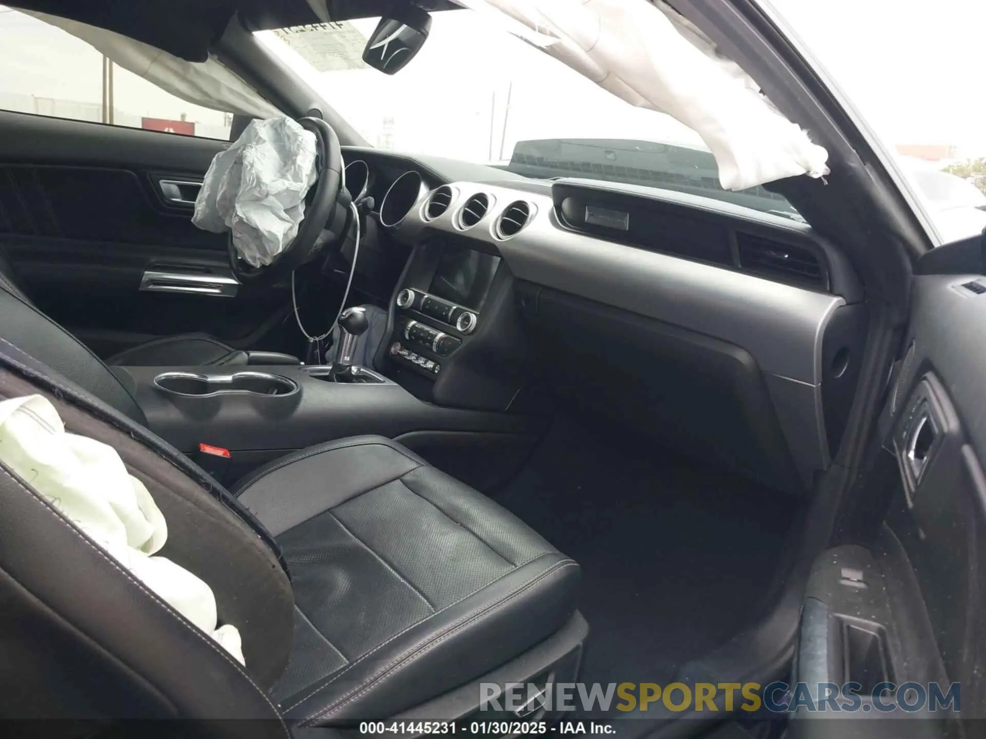 5 Photograph of a damaged car 1FA6P8CF5K5168135 FORD MUSTANG 2019