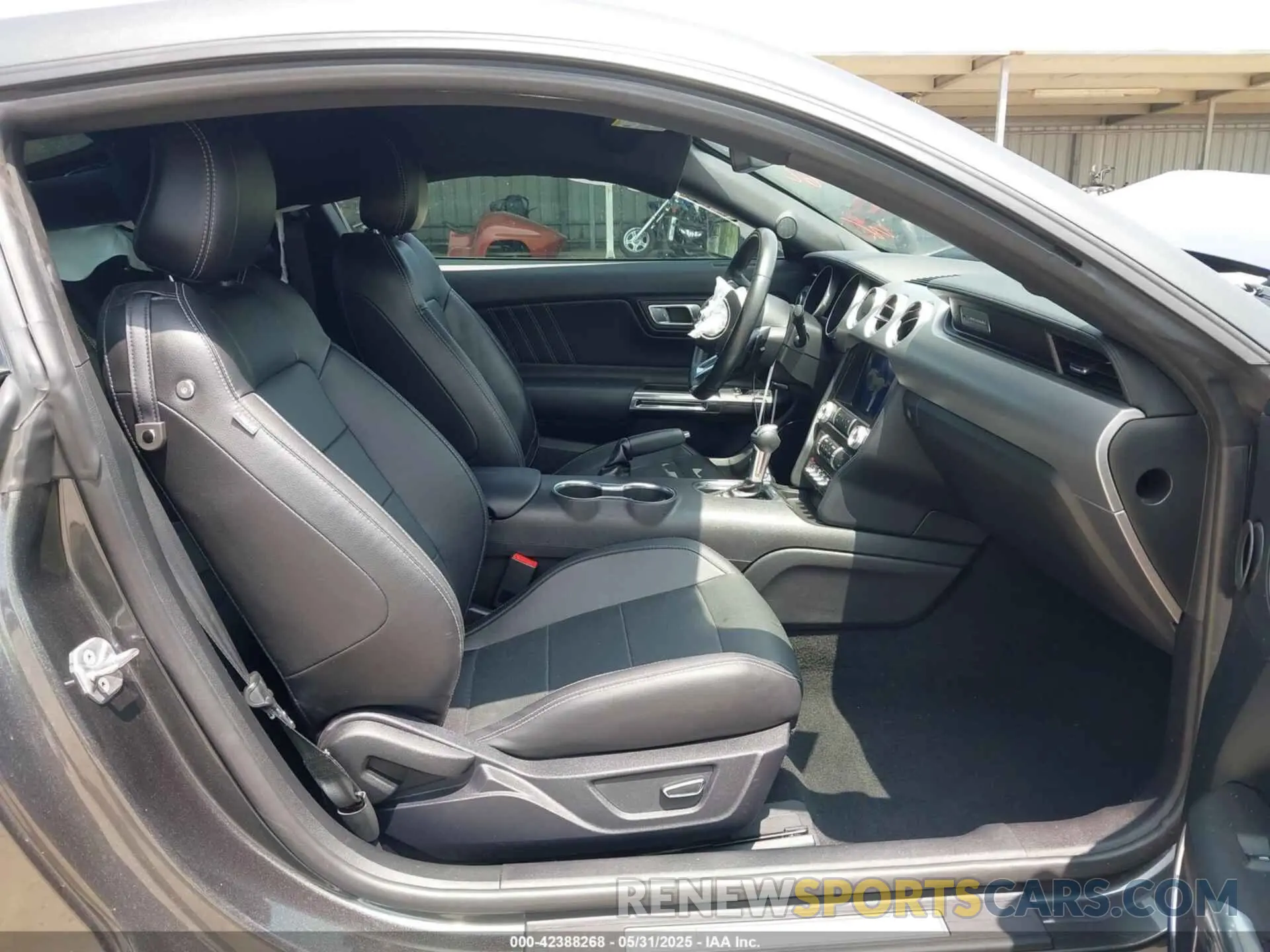 5 Photograph of a damaged car 1FA6P8CF5K5192418 FORD MUSTANG 2019