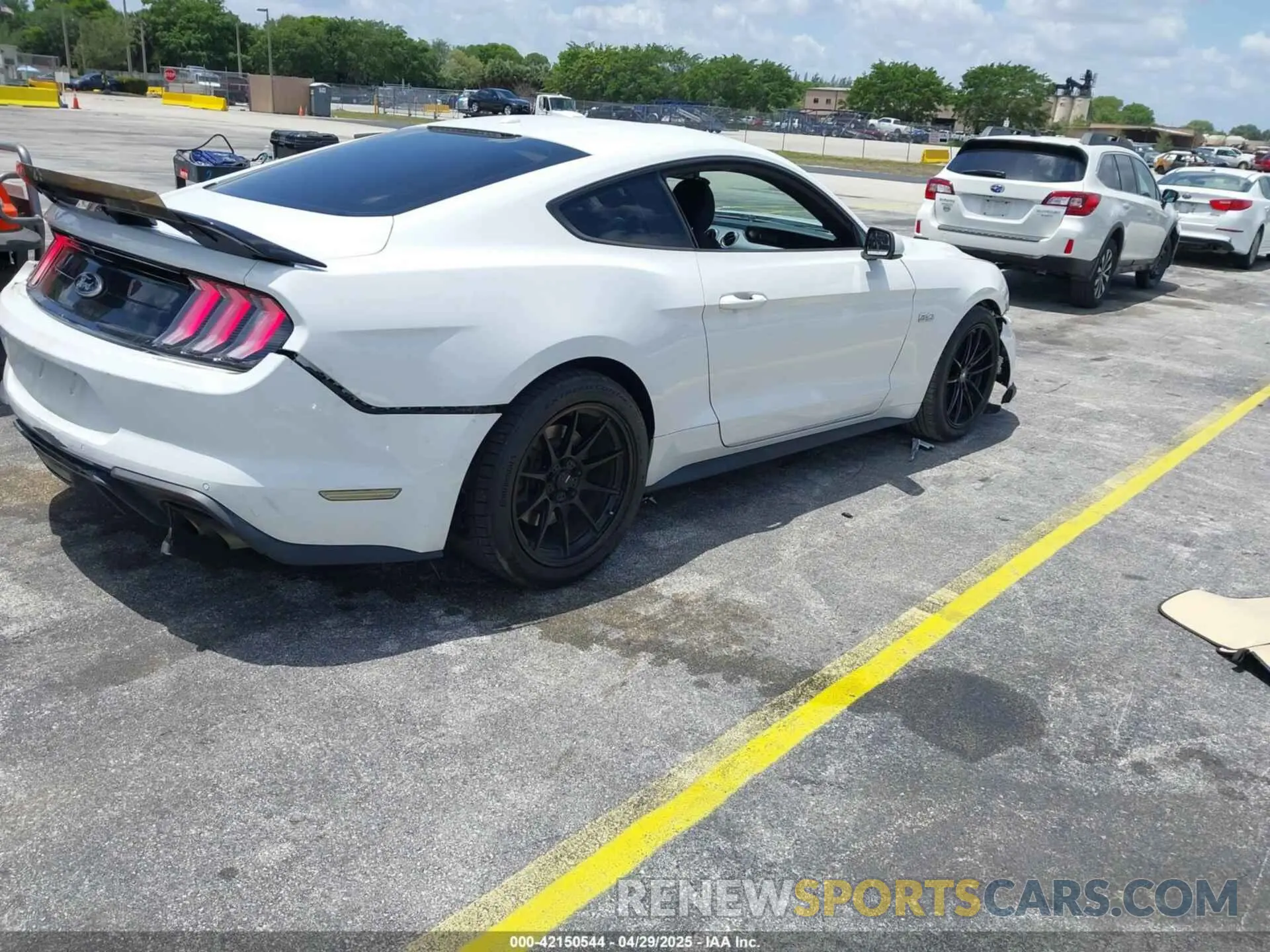 4 Photograph of a damaged car 1FA6P8CF6K5121986 FORD MUSTANG 2019