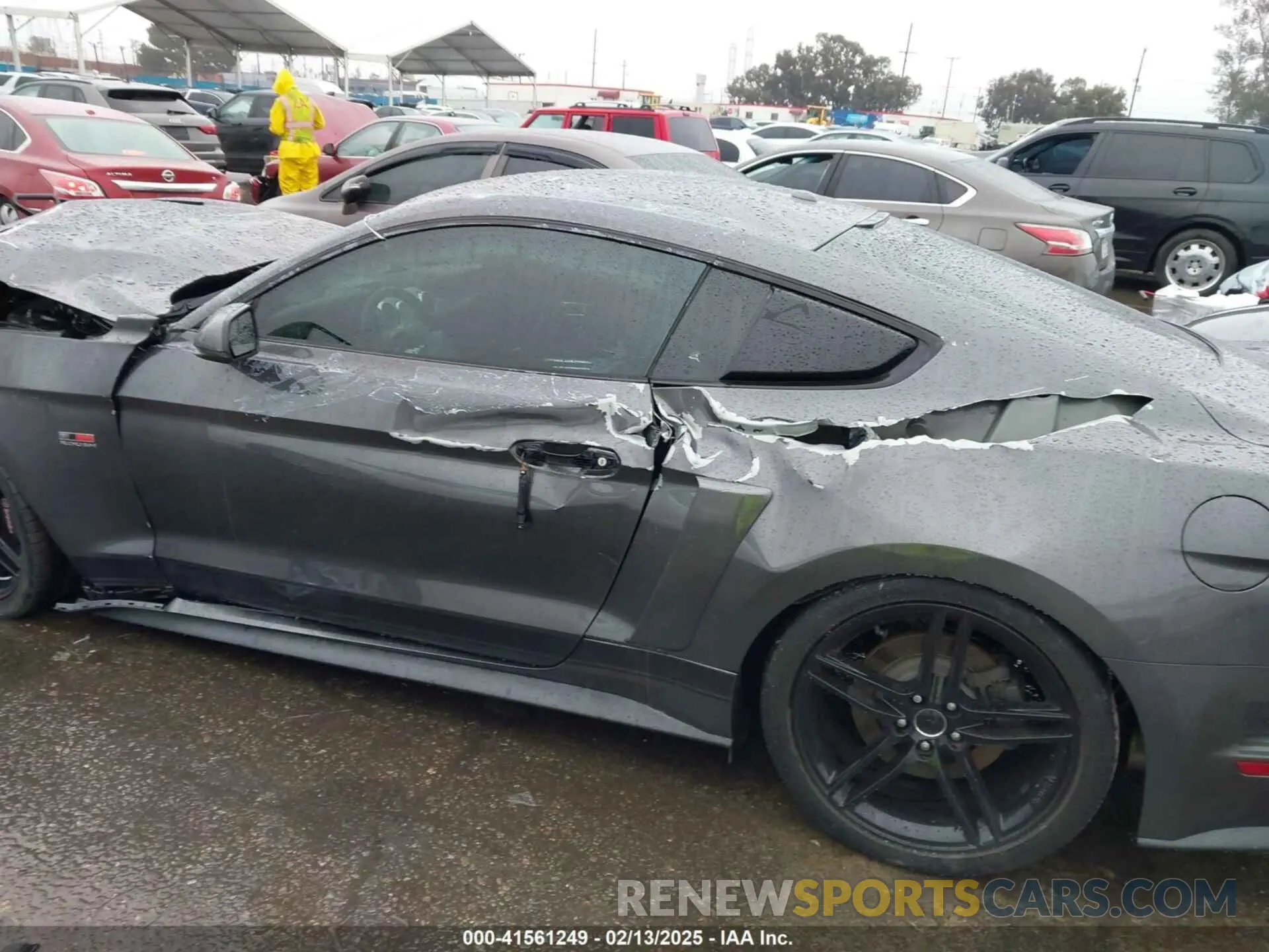 17 Photograph of a damaged car 1FA6P8CF9K5106575 FORD MUSTANG 2019