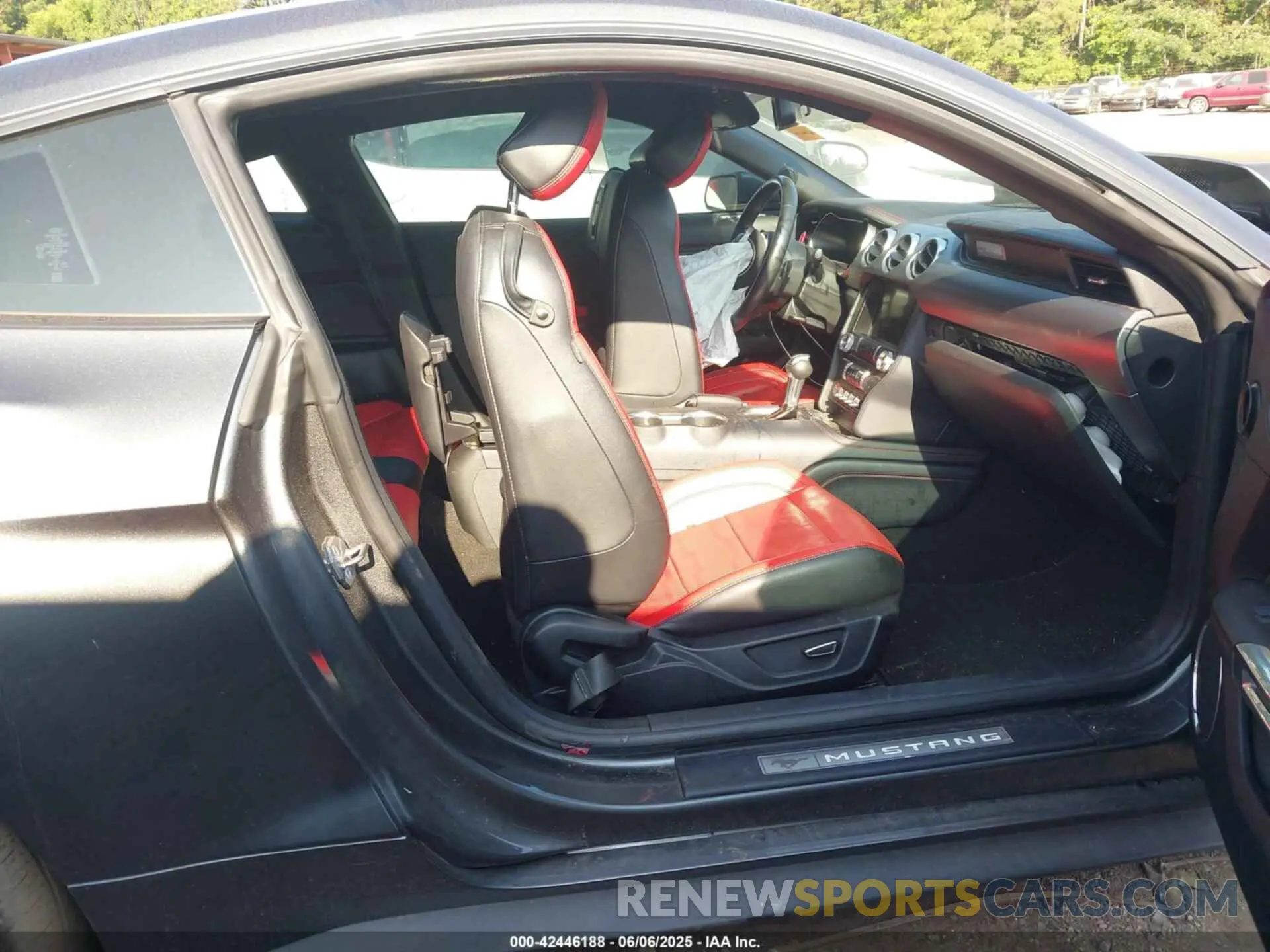 5 Photograph of a damaged car 1FA6P8CFXK5134045 FORD MUSTANG 2019