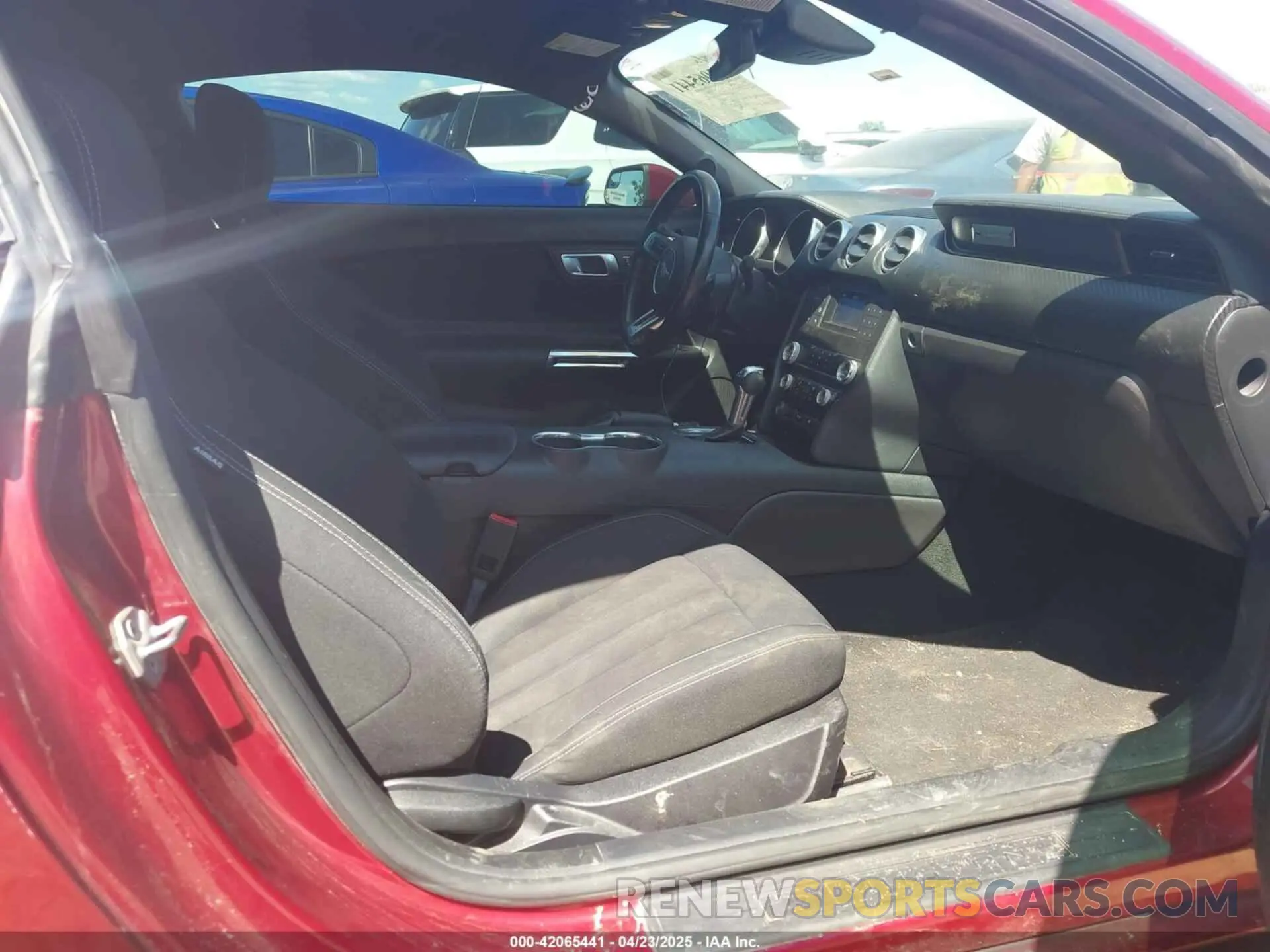 5 Photograph of a damaged car 1FA6P8TH0K5161224 FORD MUSTANG 2019