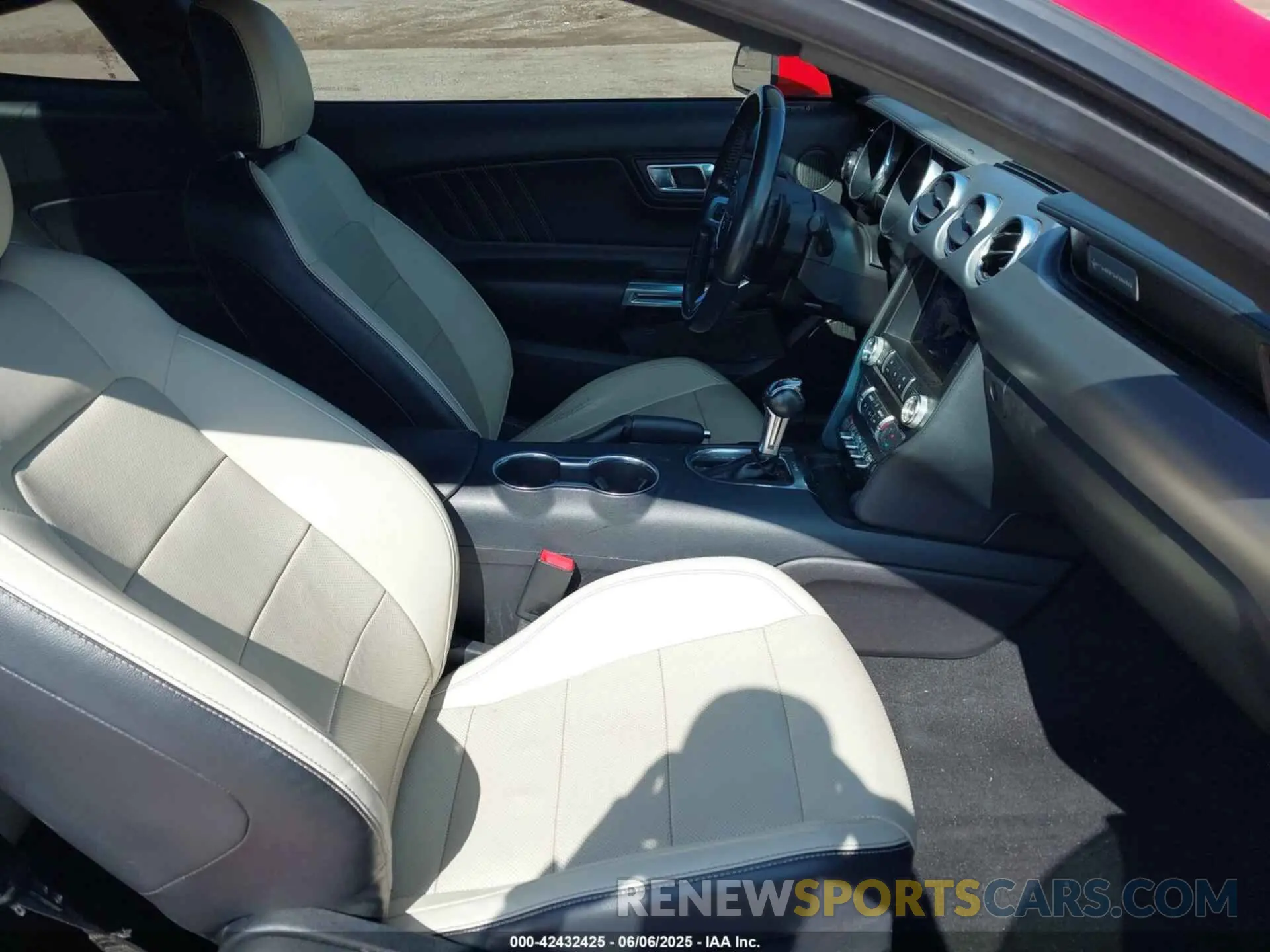5 Photograph of a damaged car 1FA6P8TH4K5123141 FORD MUSTANG 2019