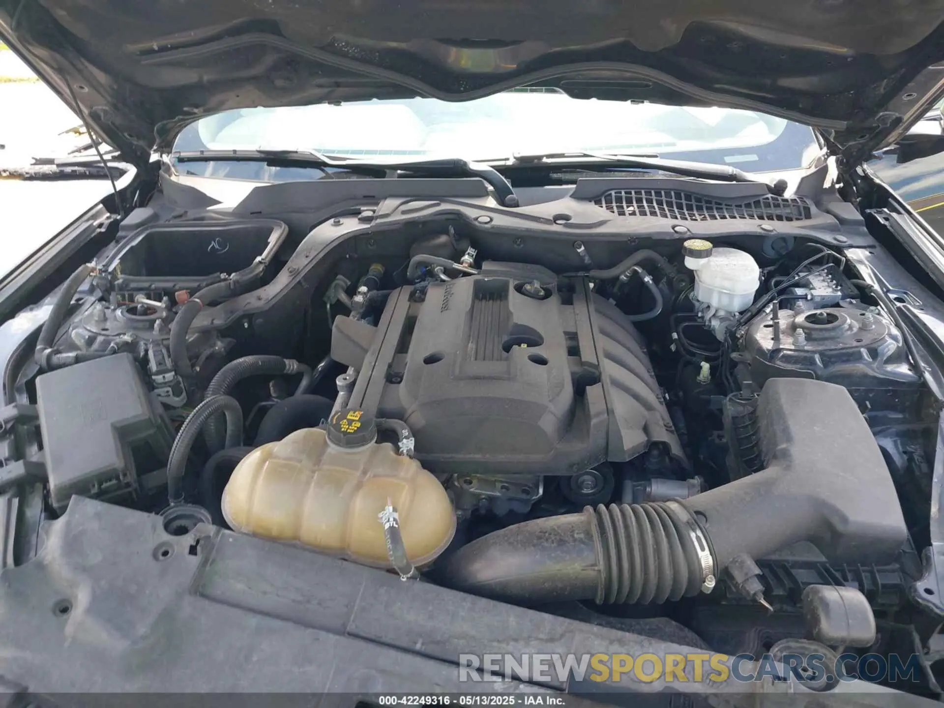 10 Photograph of a damaged car 1FA6P8TH4K5195697 FORD MUSTANG 2019