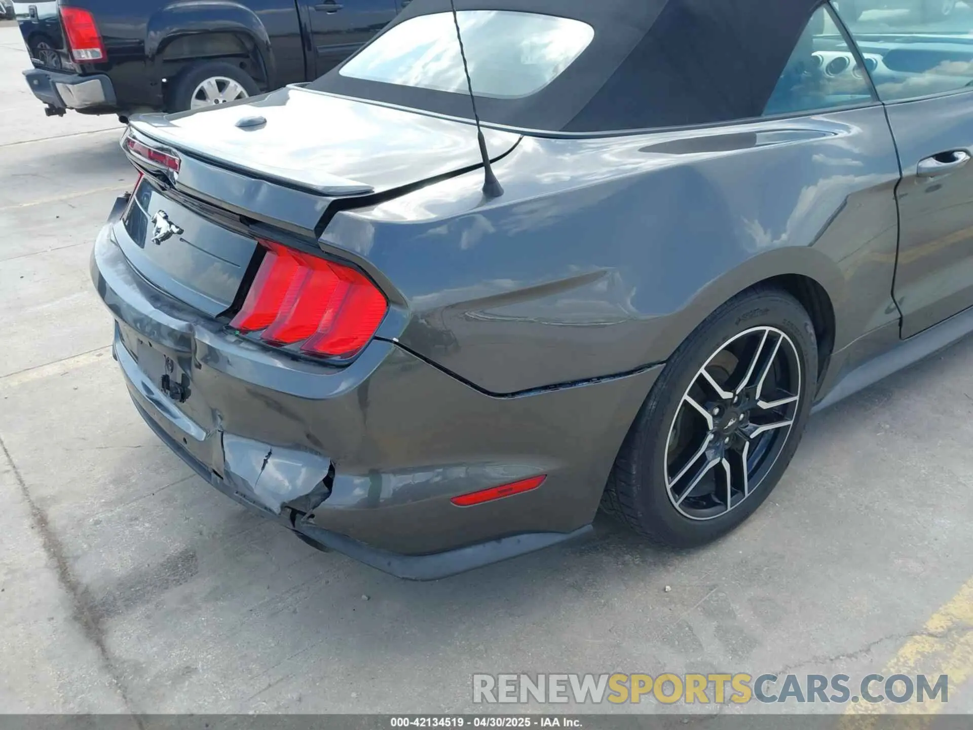 17 Photograph of a damaged car 1FATP8UH4K5161454 FORD MUSTANG 2019