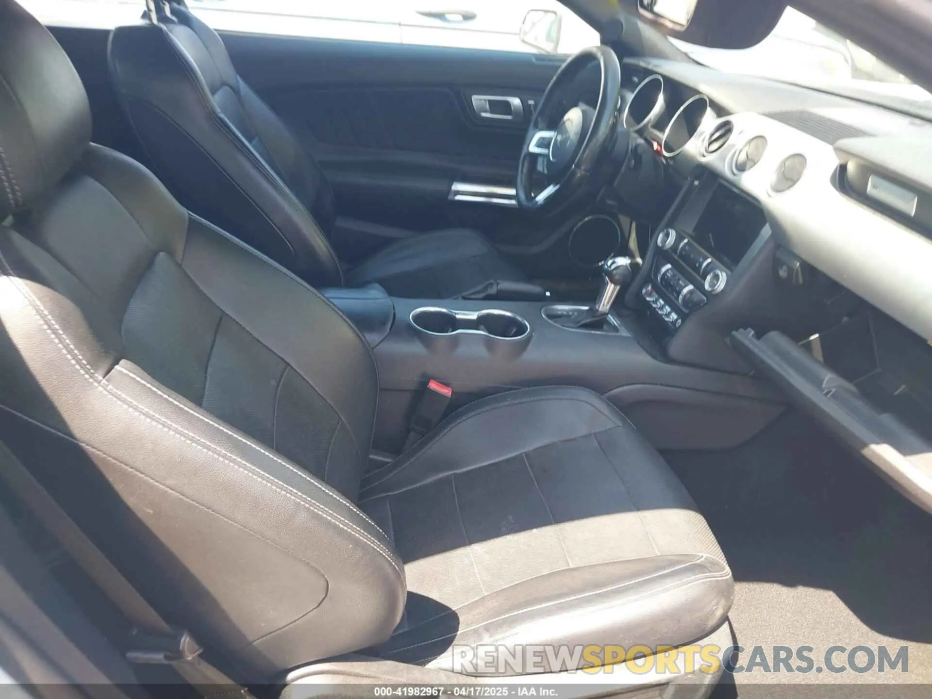 5 Photograph of a damaged car 1FATP8UH9K5158484 FORD MUSTANG 2019