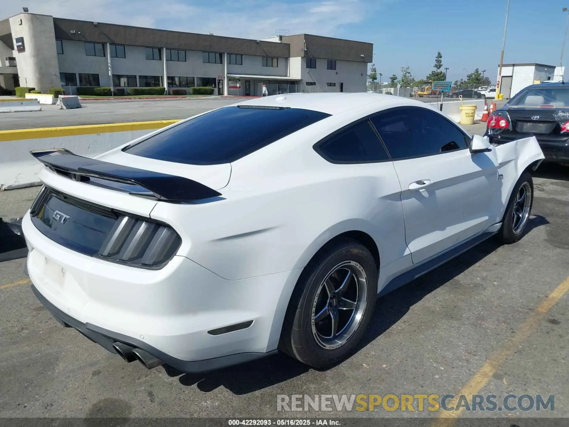 4 Photograph of a damaged car 1FA6P8CF0L5136422 FORD MUSTANG 2020