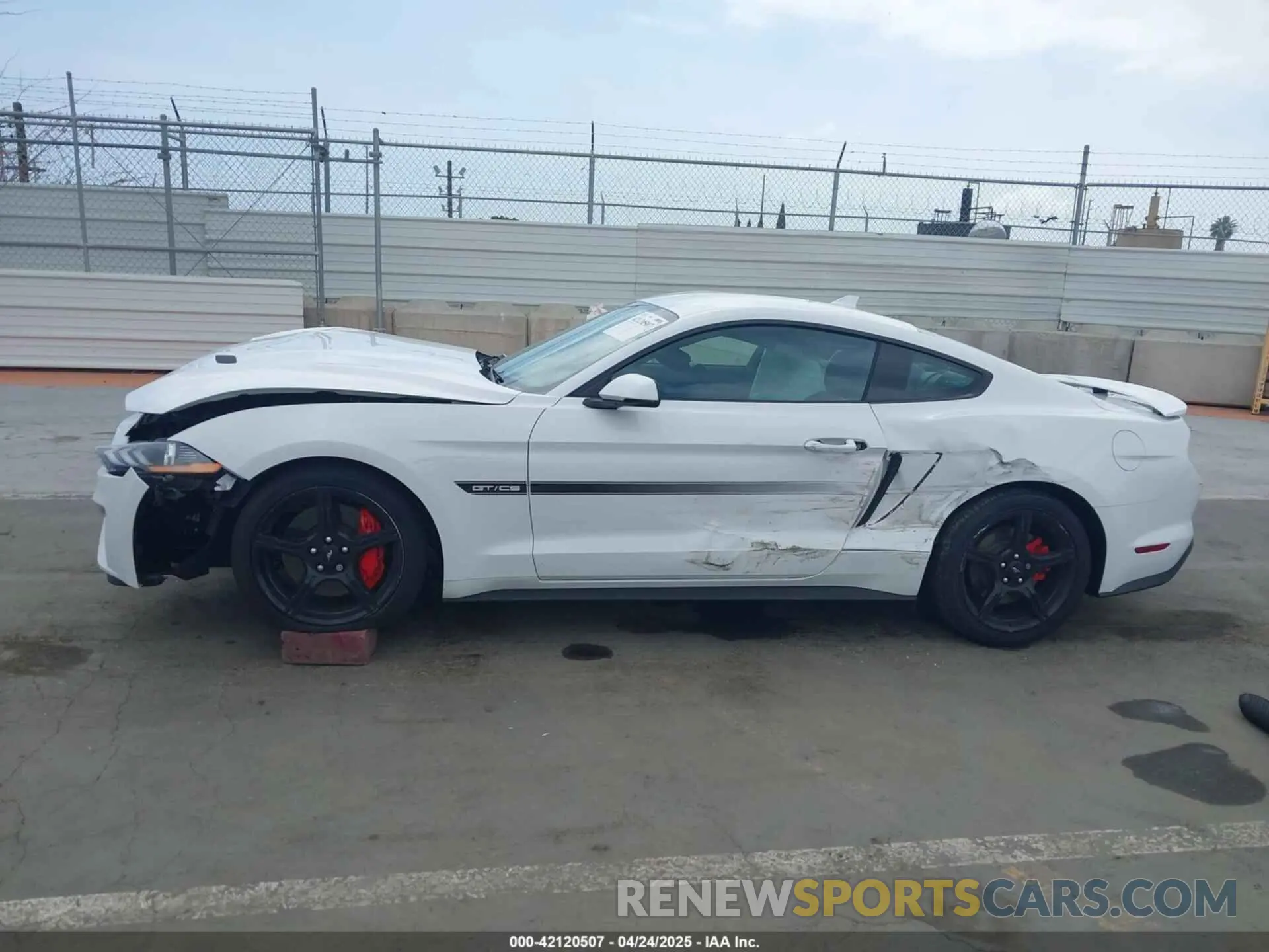 15 Photograph of a damaged car 1FA6P8CF4L5176793 FORD MUSTANG 2020