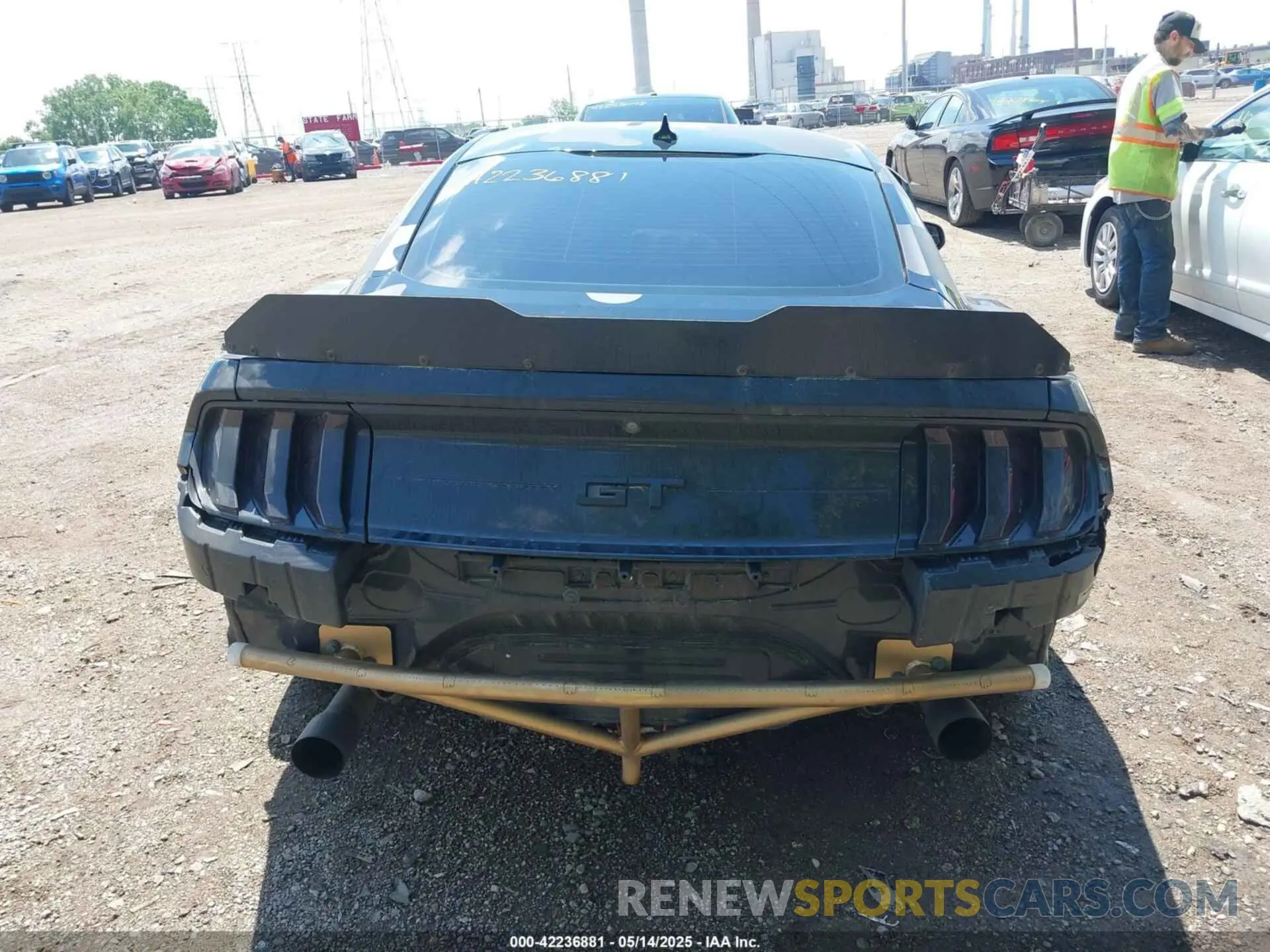 17 Photograph of a damaged car 1FA6P8CFXL5175681 FORD MUSTANG 2020