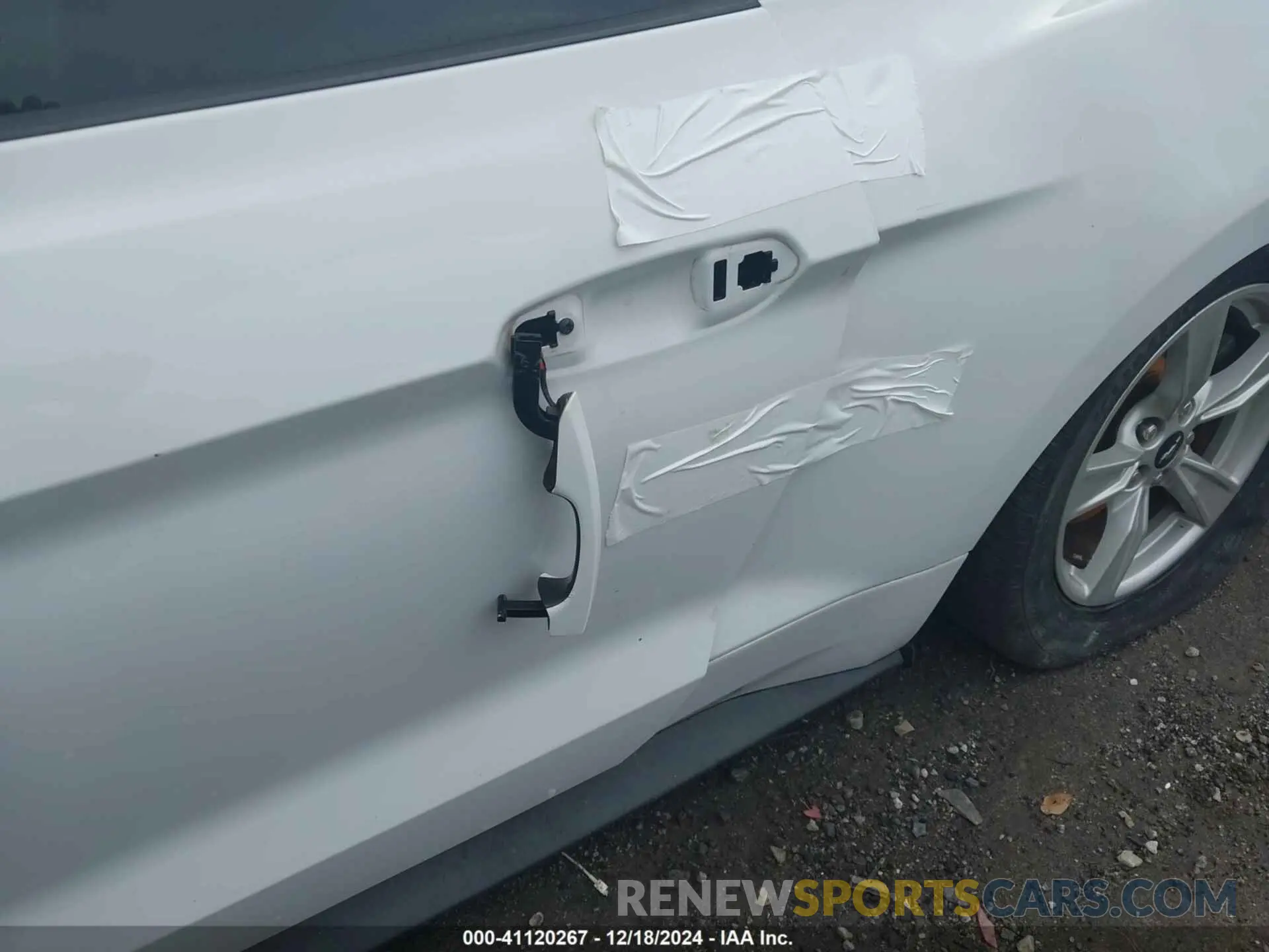 17 Photograph of a damaged car 1FA6P8TH7L5123071 FORD MUSTANG 2020