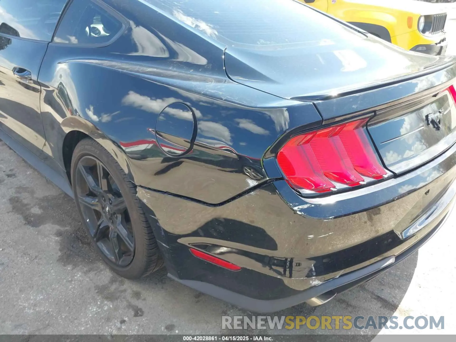 17 Photograph of a damaged car 1FA6P8TH7L5169144 FORD MUSTANG 2020
