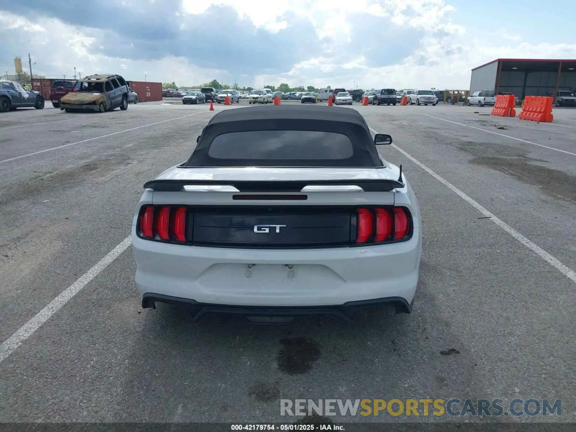 15 Photograph of a damaged car 1FATP8FF3L5136512 FORD MUSTANG 2020