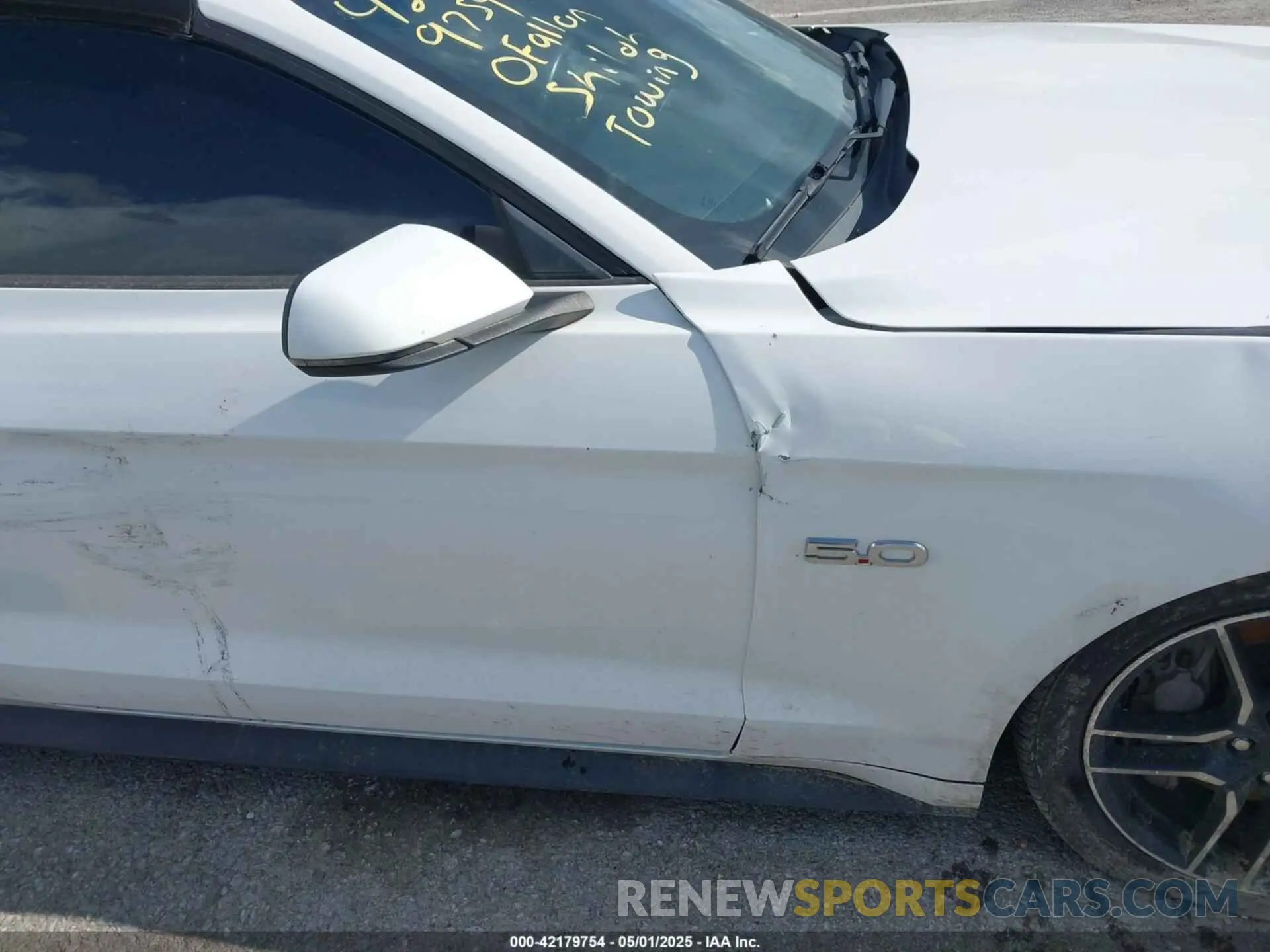 16 Photograph of a damaged car 1FATP8FF3L5136512 FORD MUSTANG 2020