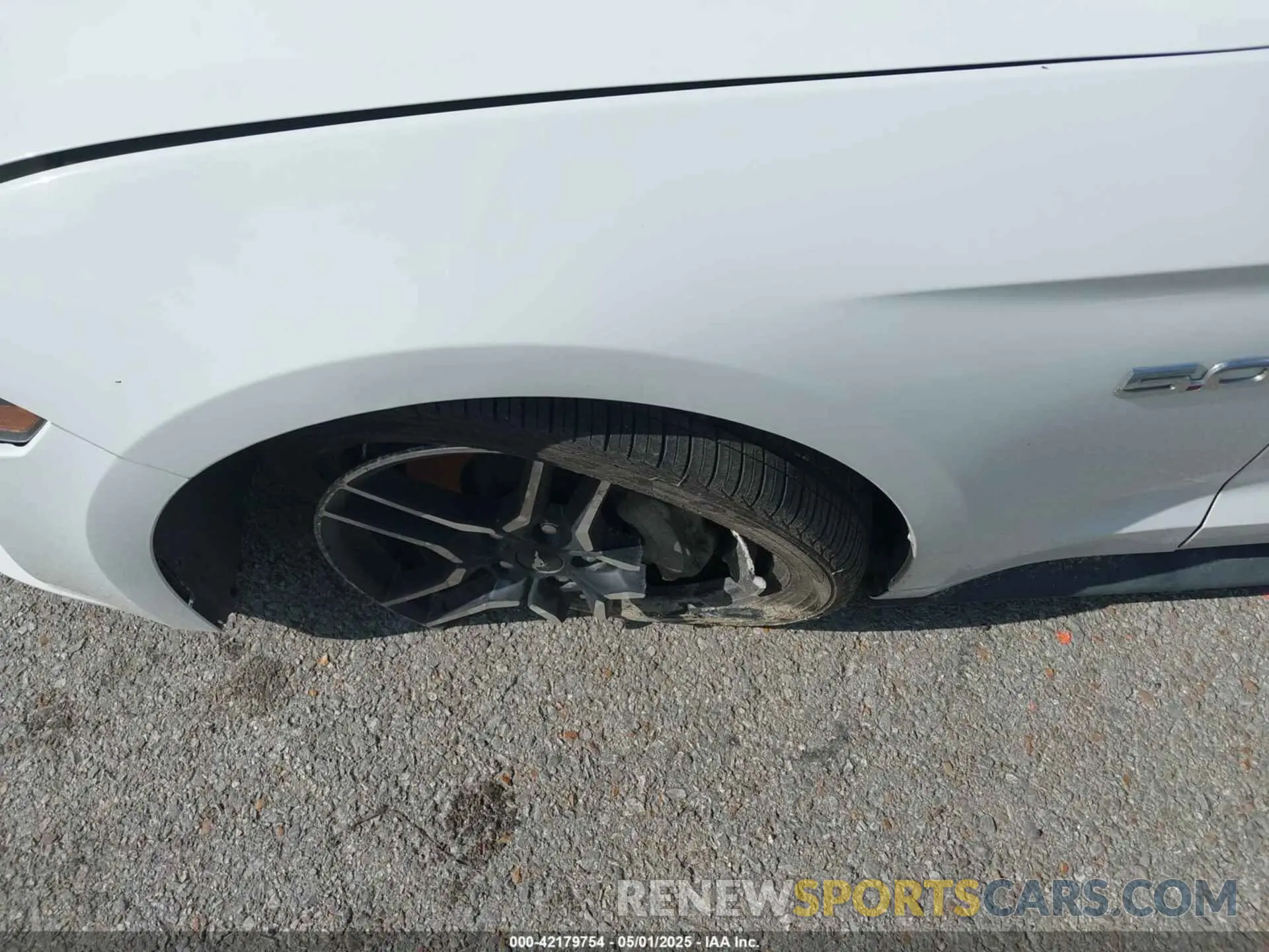 18 Photograph of a damaged car 1FATP8FF3L5136512 FORD MUSTANG 2020