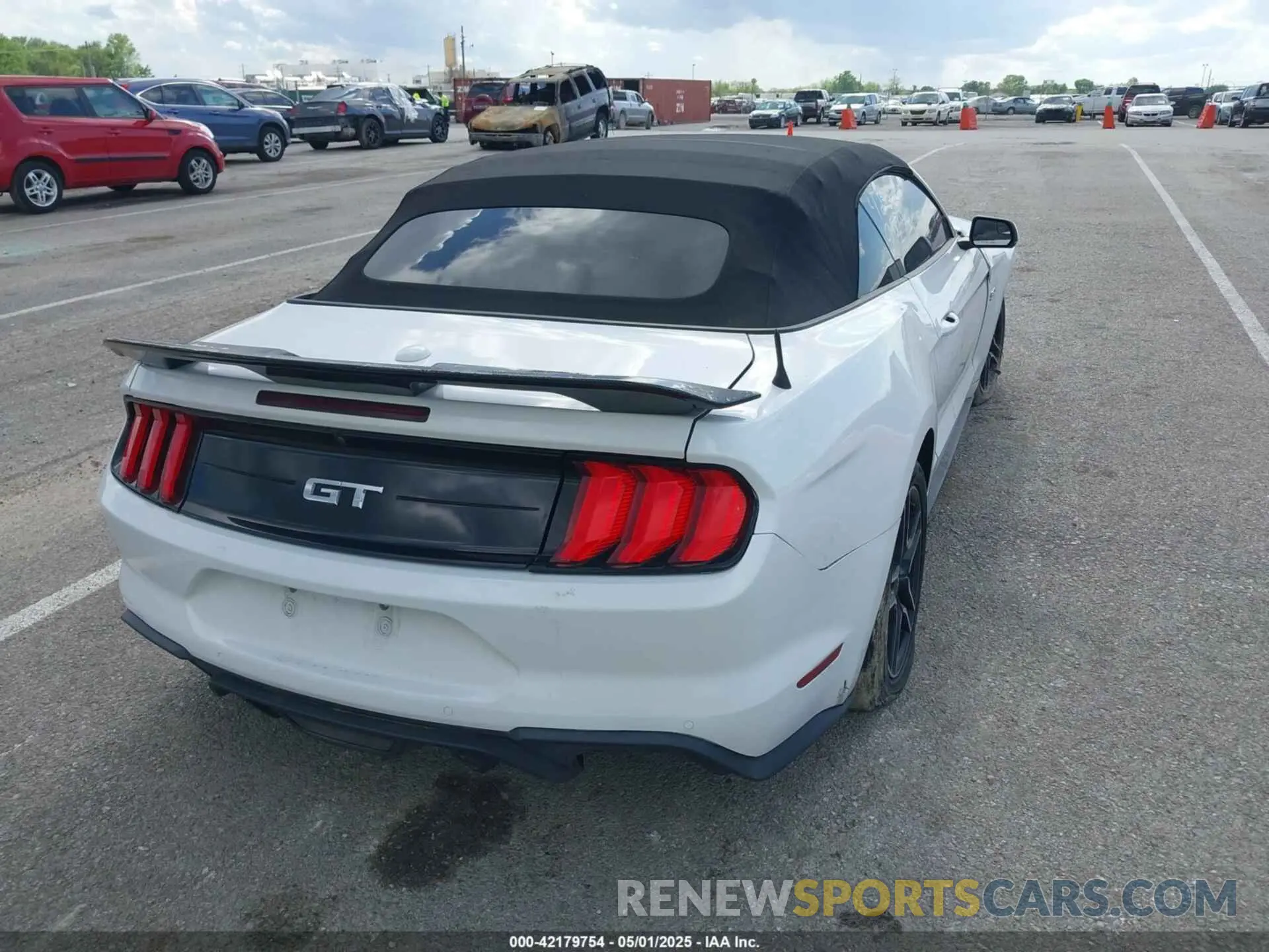 4 Photograph of a damaged car 1FATP8FF3L5136512 FORD MUSTANG 2020