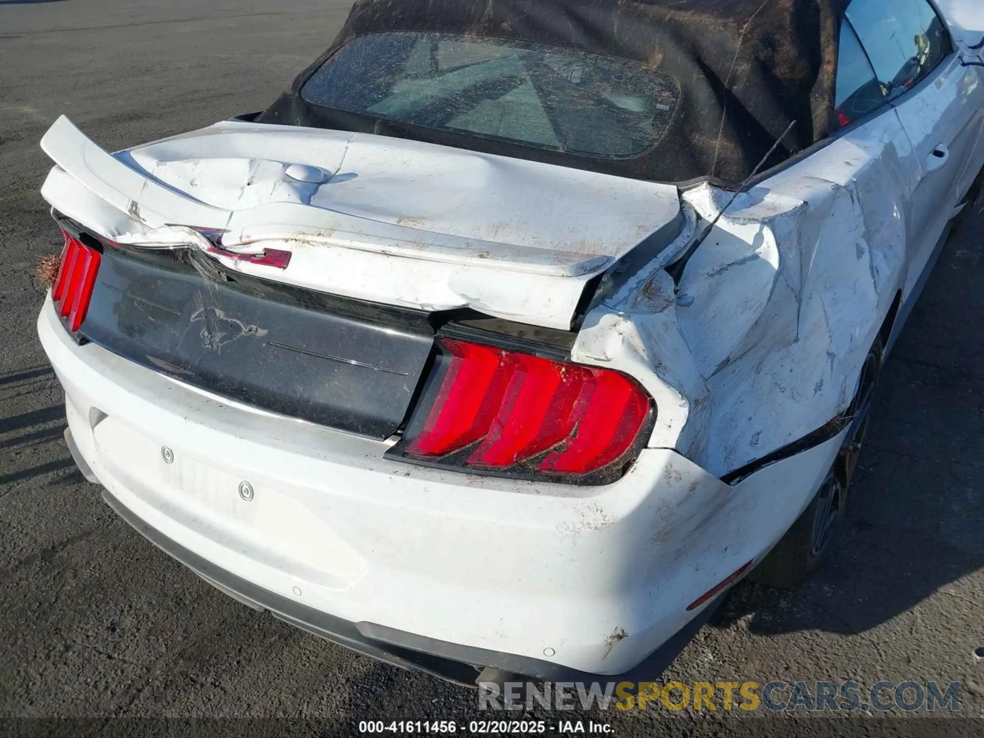 17 Photograph of a damaged car 1FATP8UH1L5114464 FORD MUSTANG 2020