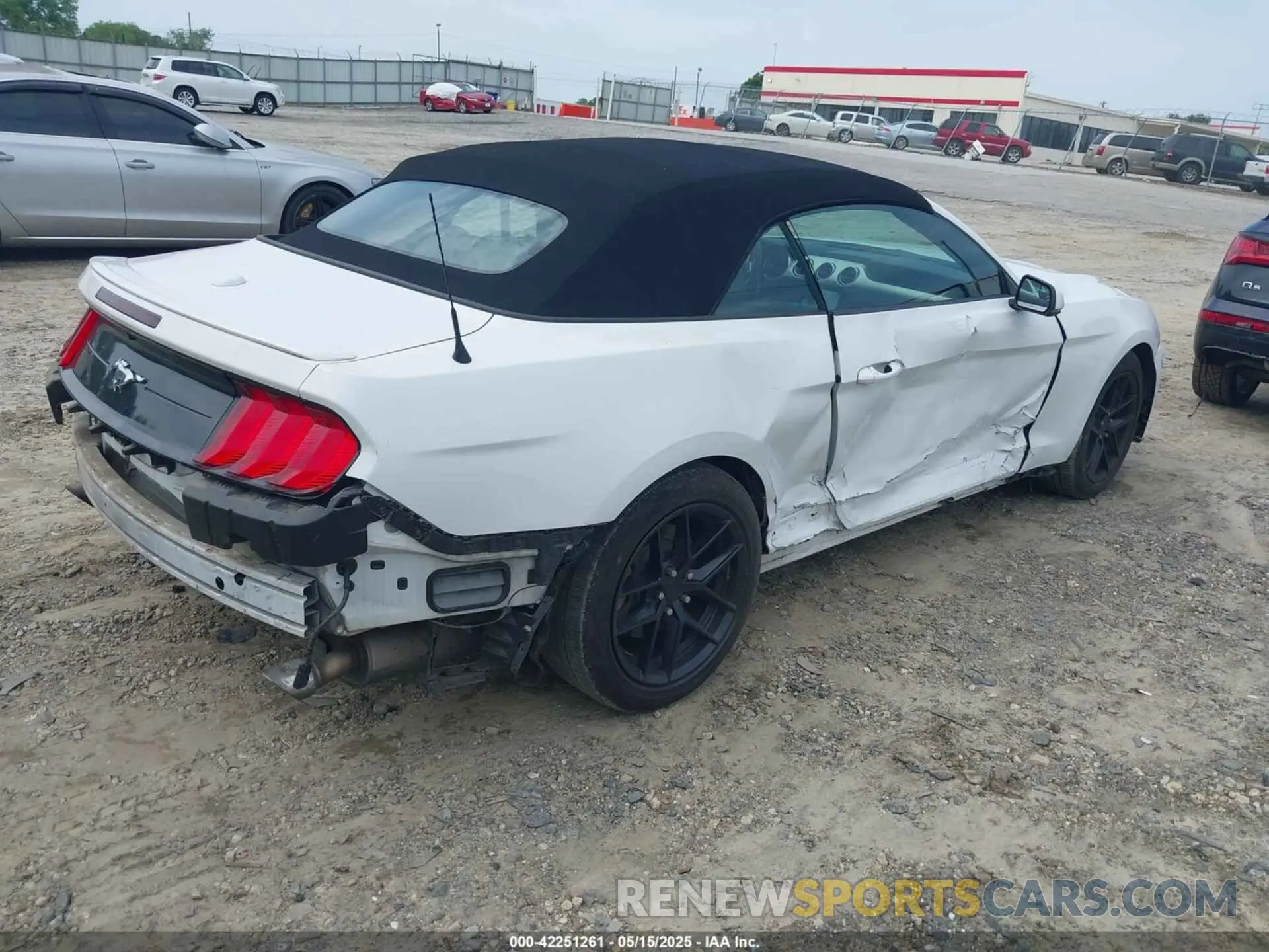 4 Photograph of a damaged car 1FATP8UH2L5119009 FORD MUSTANG 2020