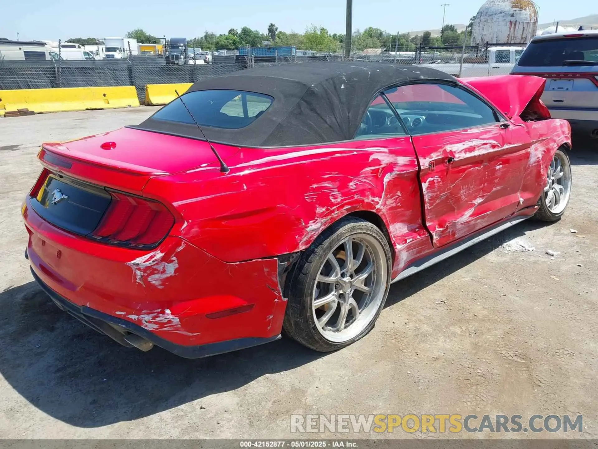4 Photograph of a damaged car 1FATP8UH5L5119912 FORD MUSTANG 2020