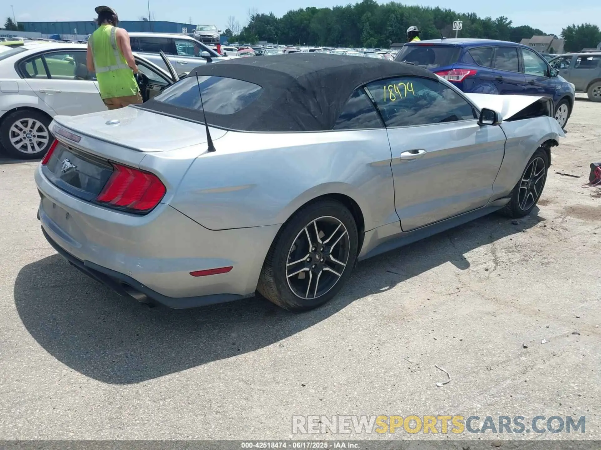 4 Photograph of a damaged car 1FATP8UH6L5106537 FORD MUSTANG 2020
