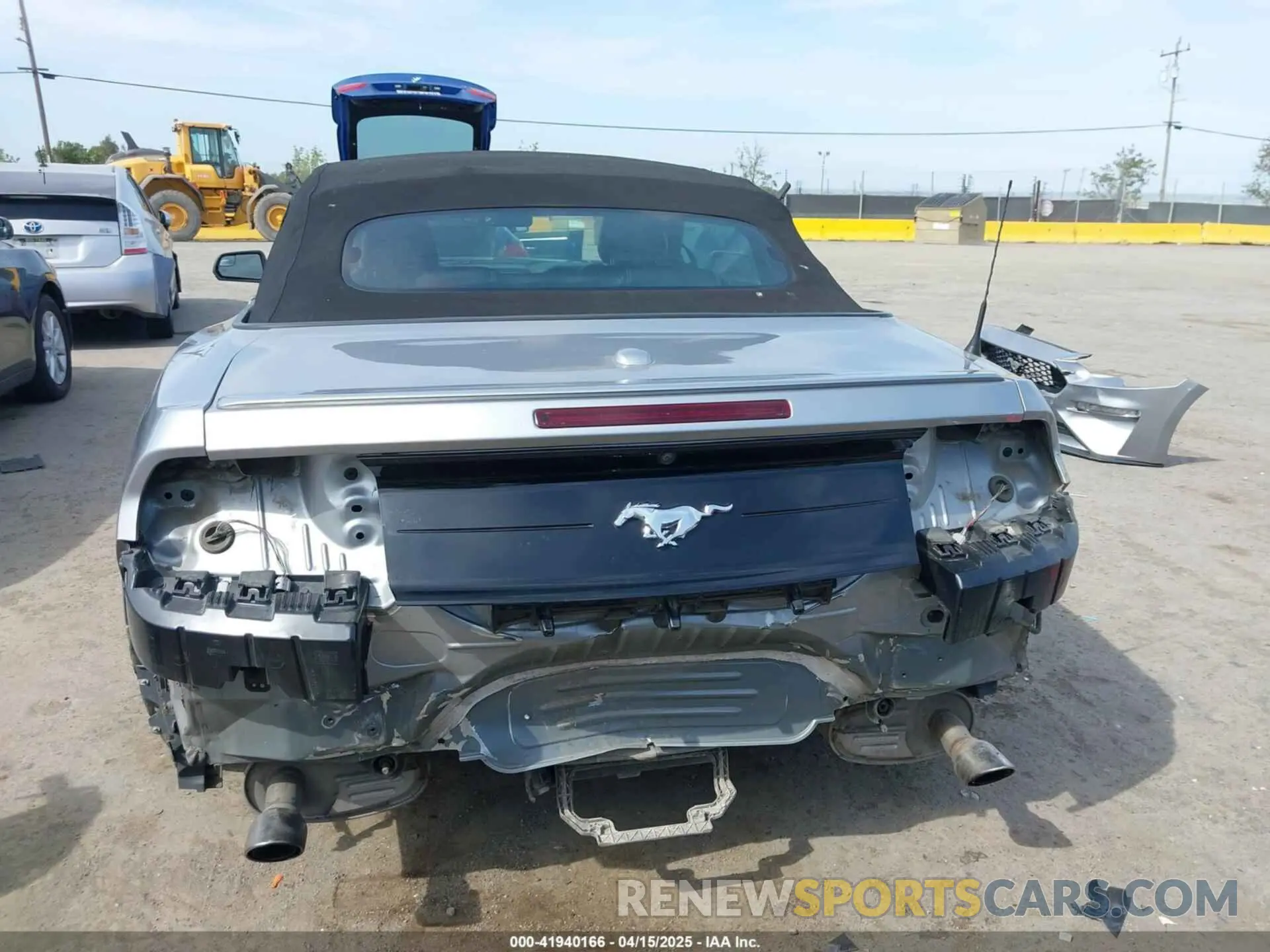 17 Photograph of a damaged car 1FATP8UH7L5147209 FORD MUSTANG 2020