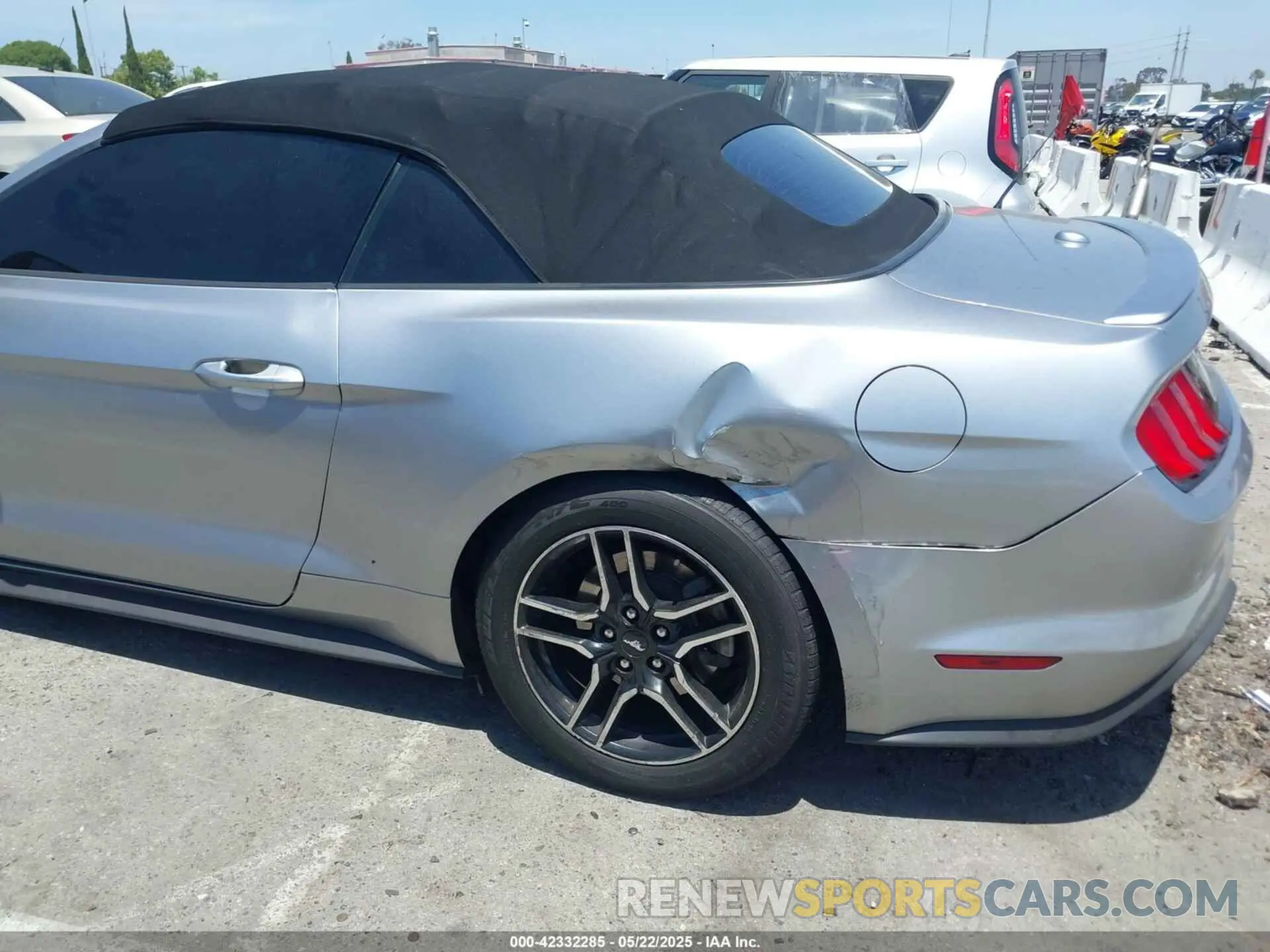 17 Photograph of a damaged car 1FATP8UH9L5139161 FORD MUSTANG 2020