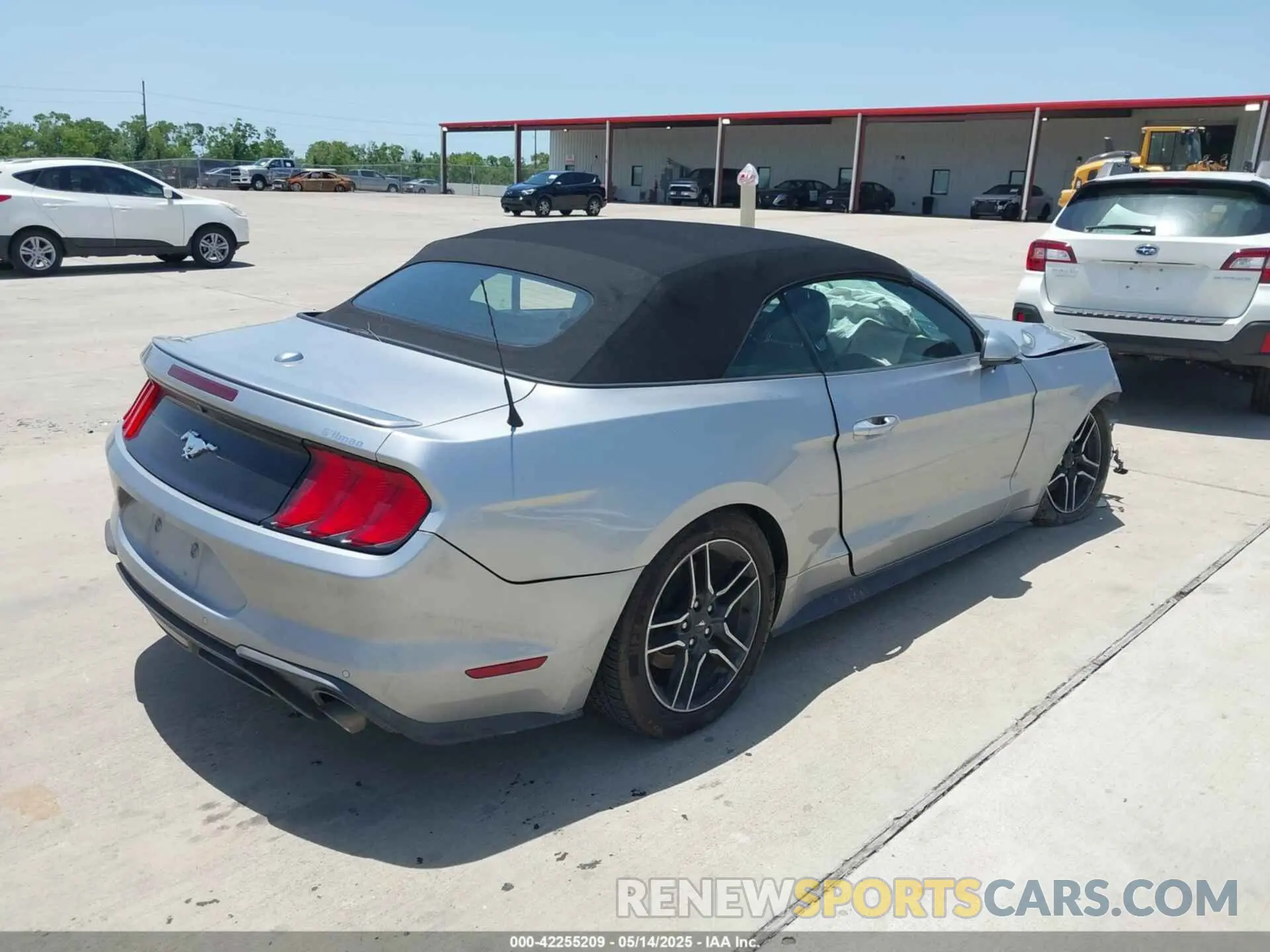 4 Photograph of a damaged car 1FATP8UHXL5111742 FORD MUSTANG 2020
