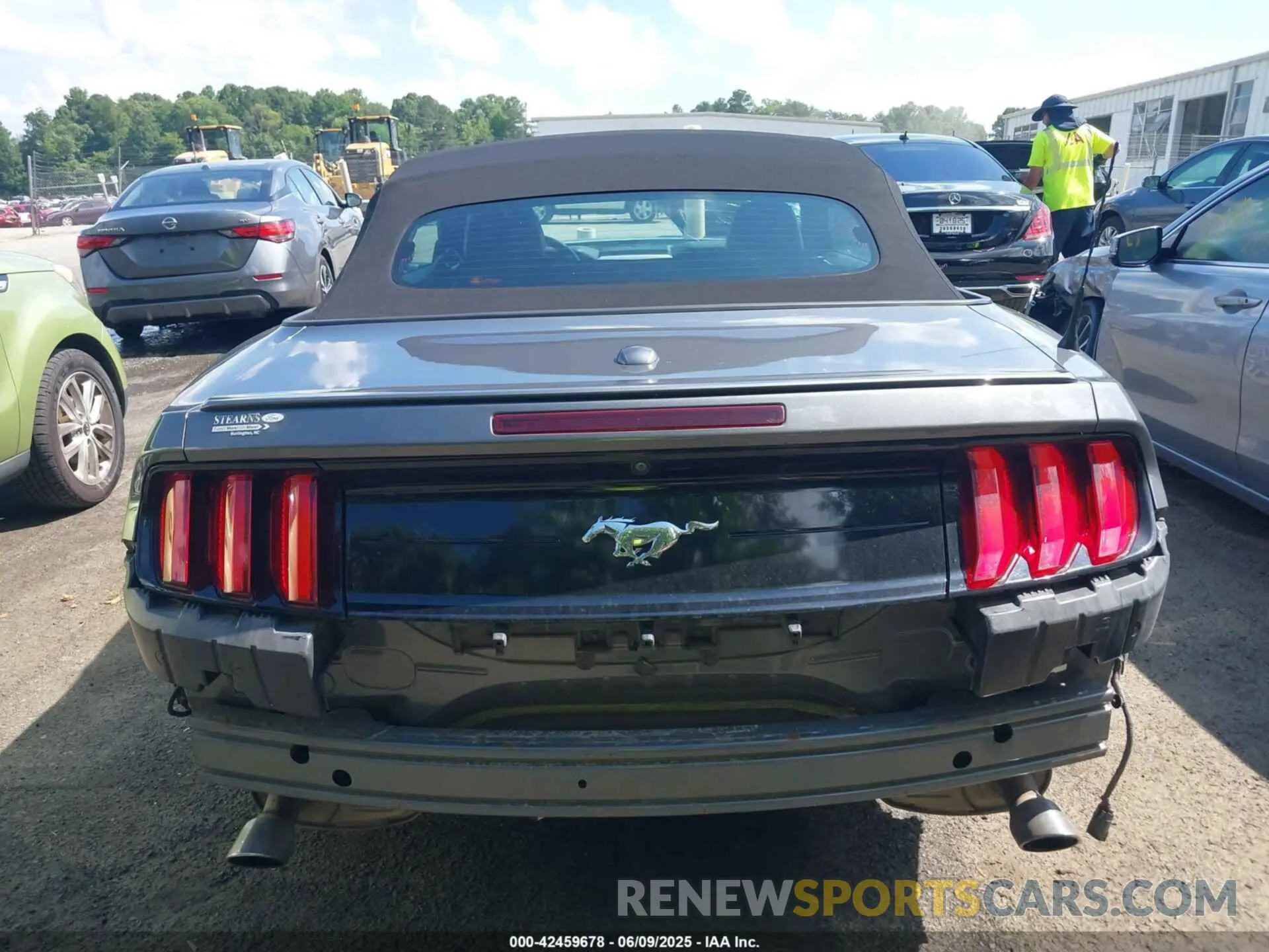 16 Photograph of a damaged car 1FATP8UH2M5104883 FORD MUSTANG 2021
