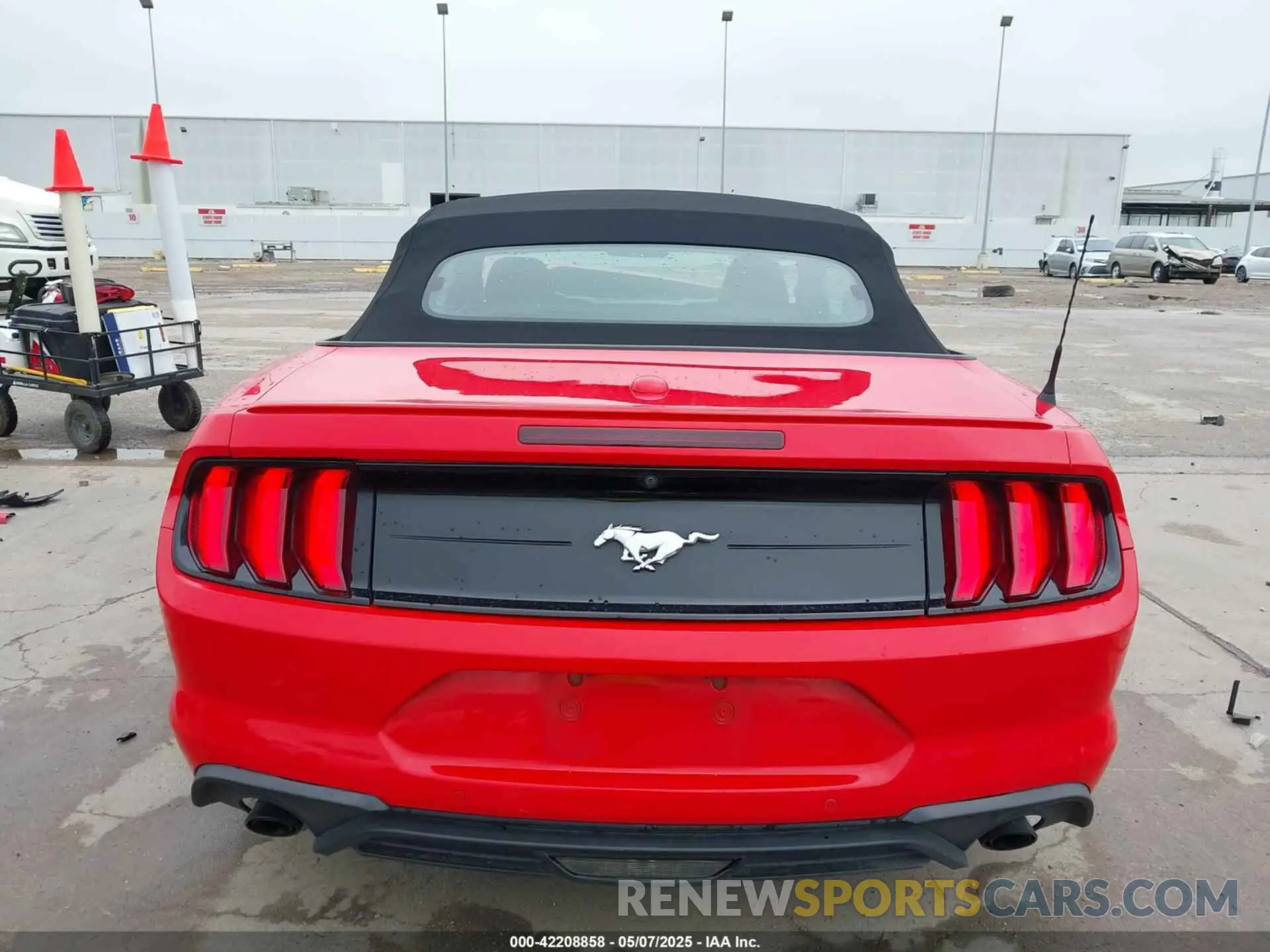 17 Photograph of a damaged car 1FATP8UH5M5105624 FORD MUSTANG 2021
