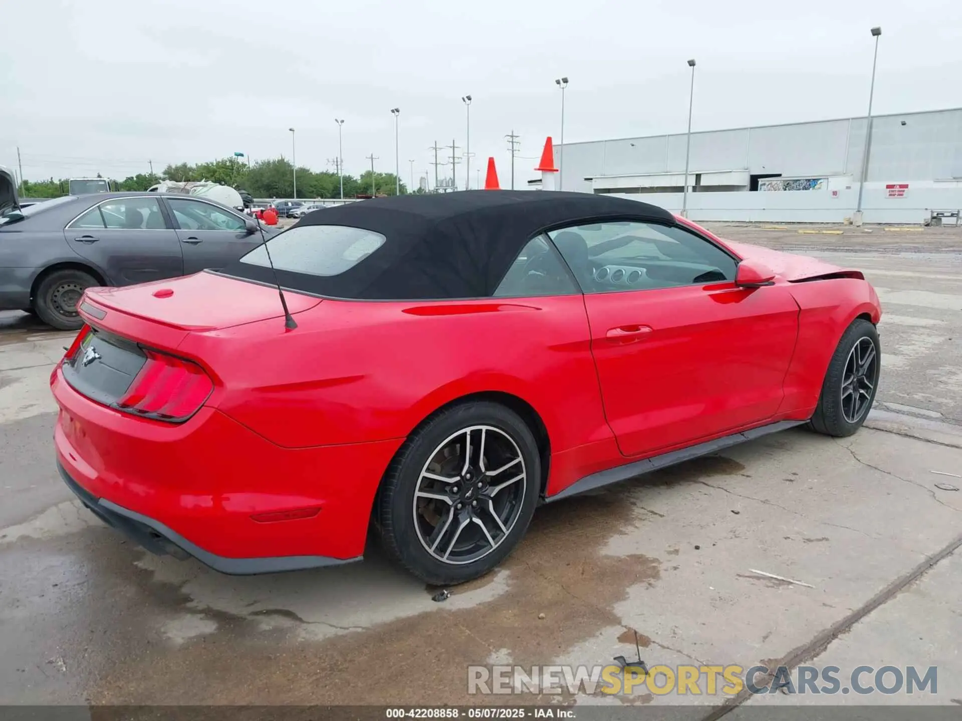 4 Photograph of a damaged car 1FATP8UH5M5105624 FORD MUSTANG 2021
