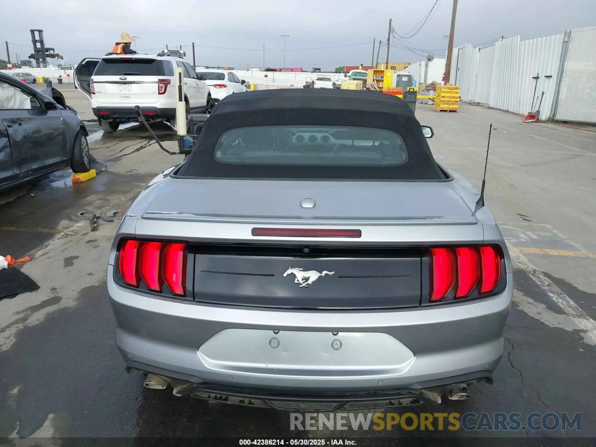 16 Photograph of a damaged car 1FATP8UH7M5115605 FORD MUSTANG 2021