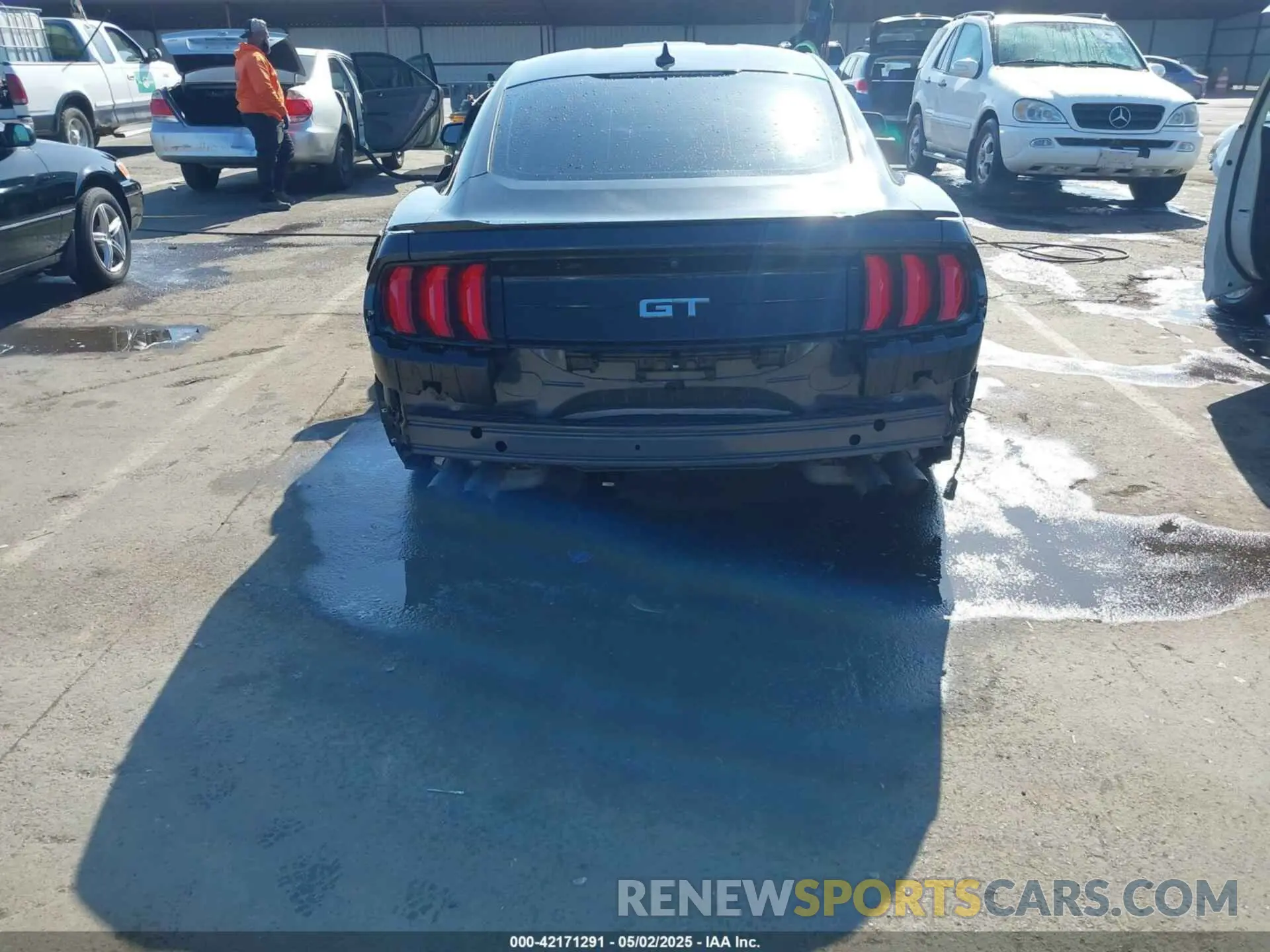 18 Photograph of a damaged car 1FA6P8CF6N5135181 FORD MUSTANG 2022