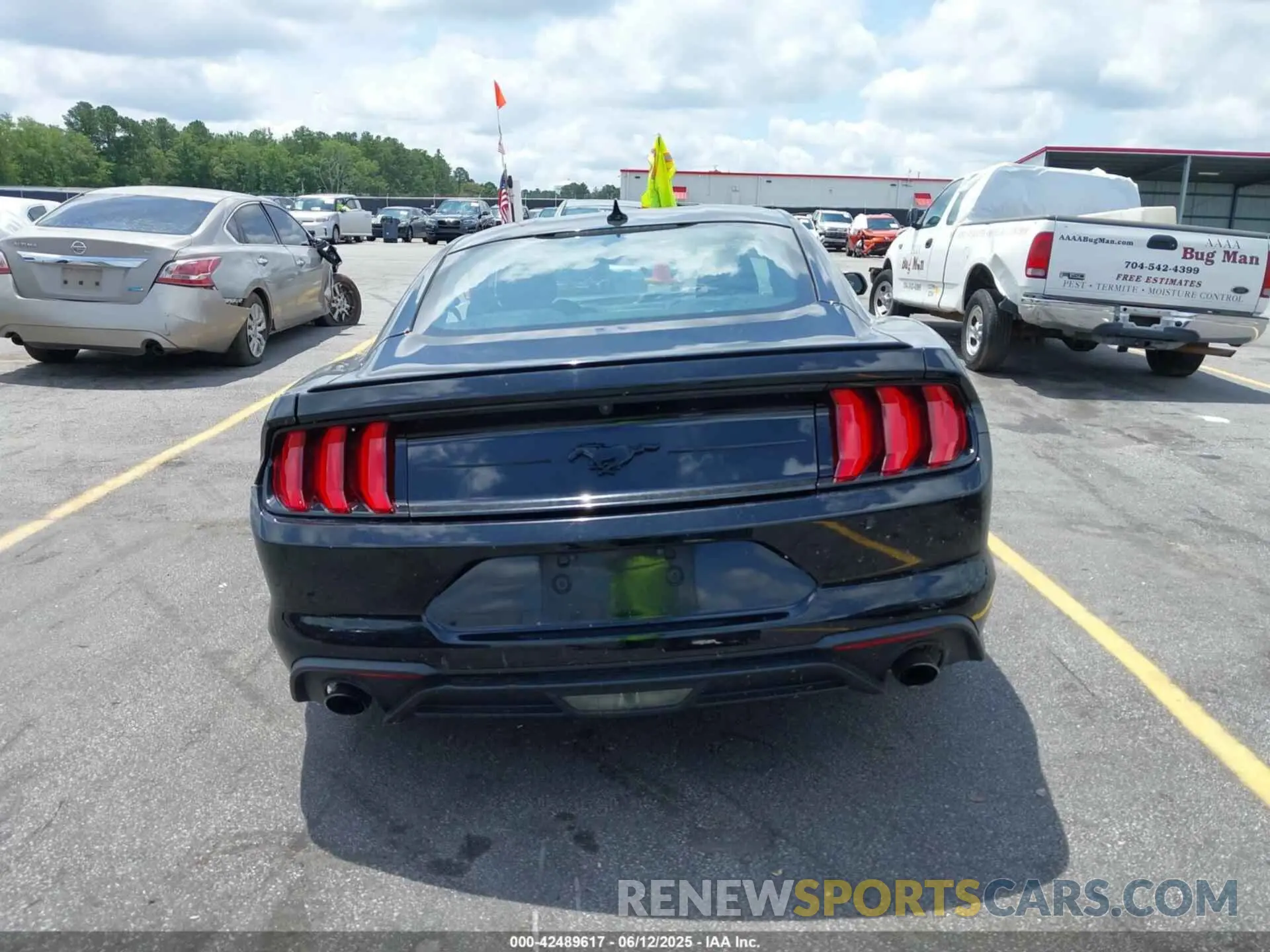 17 Photograph of a damaged car 1FA6P8TH1N5140385 FORD MUSTANG 2022