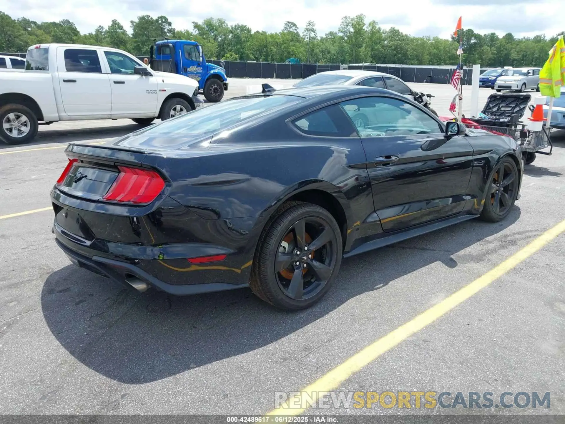 4 Photograph of a damaged car 1FA6P8TH1N5140385 FORD MUSTANG 2022