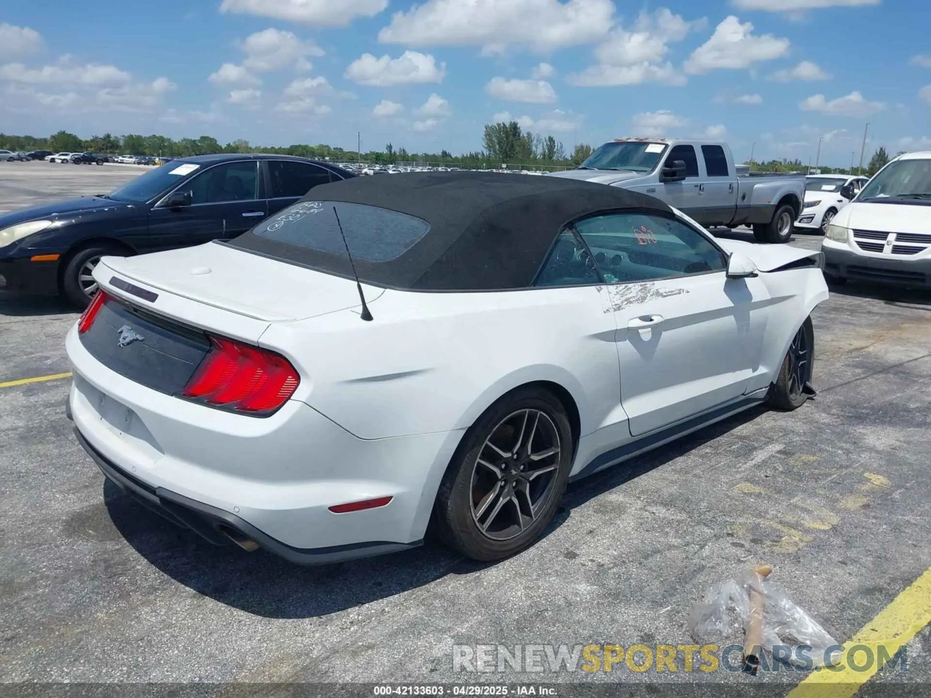 4 Photograph of a damaged car 1FATP8UH6N5106301 FORD MUSTANG 2022