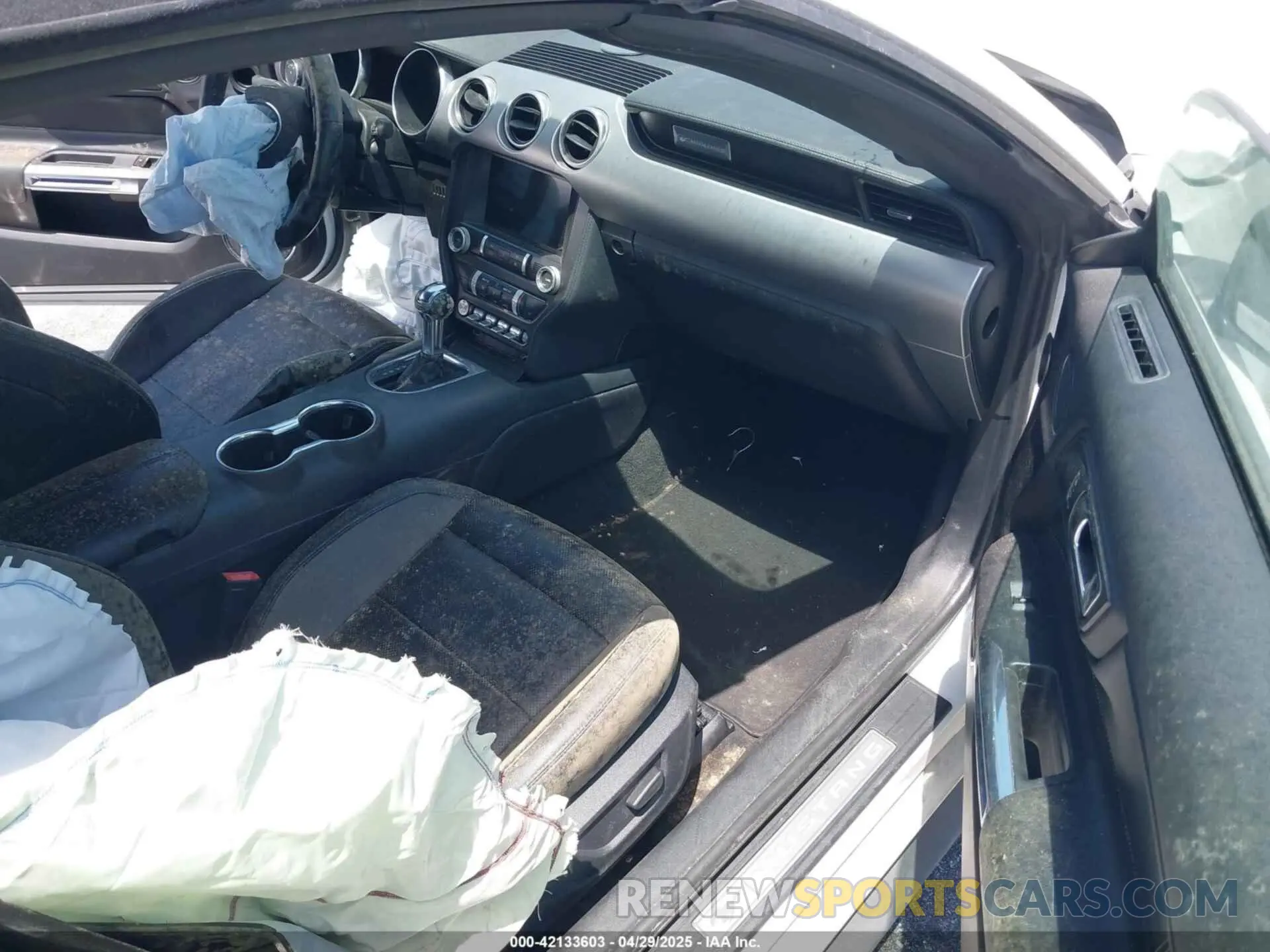 5 Photograph of a damaged car 1FATP8UH6N5106301 FORD MUSTANG 2022
