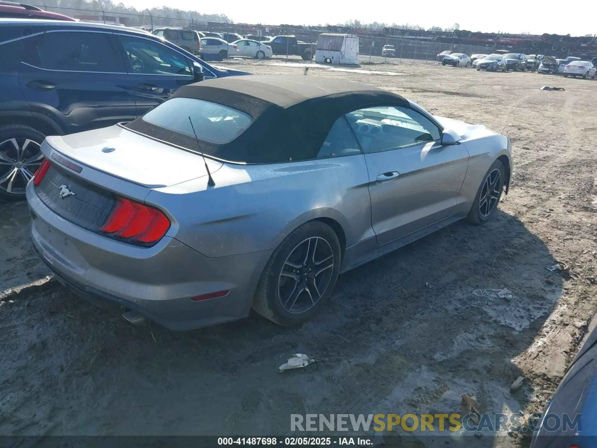 4 Photograph of a damaged car 1FATP8UH7N5105674 FORD MUSTANG 2022