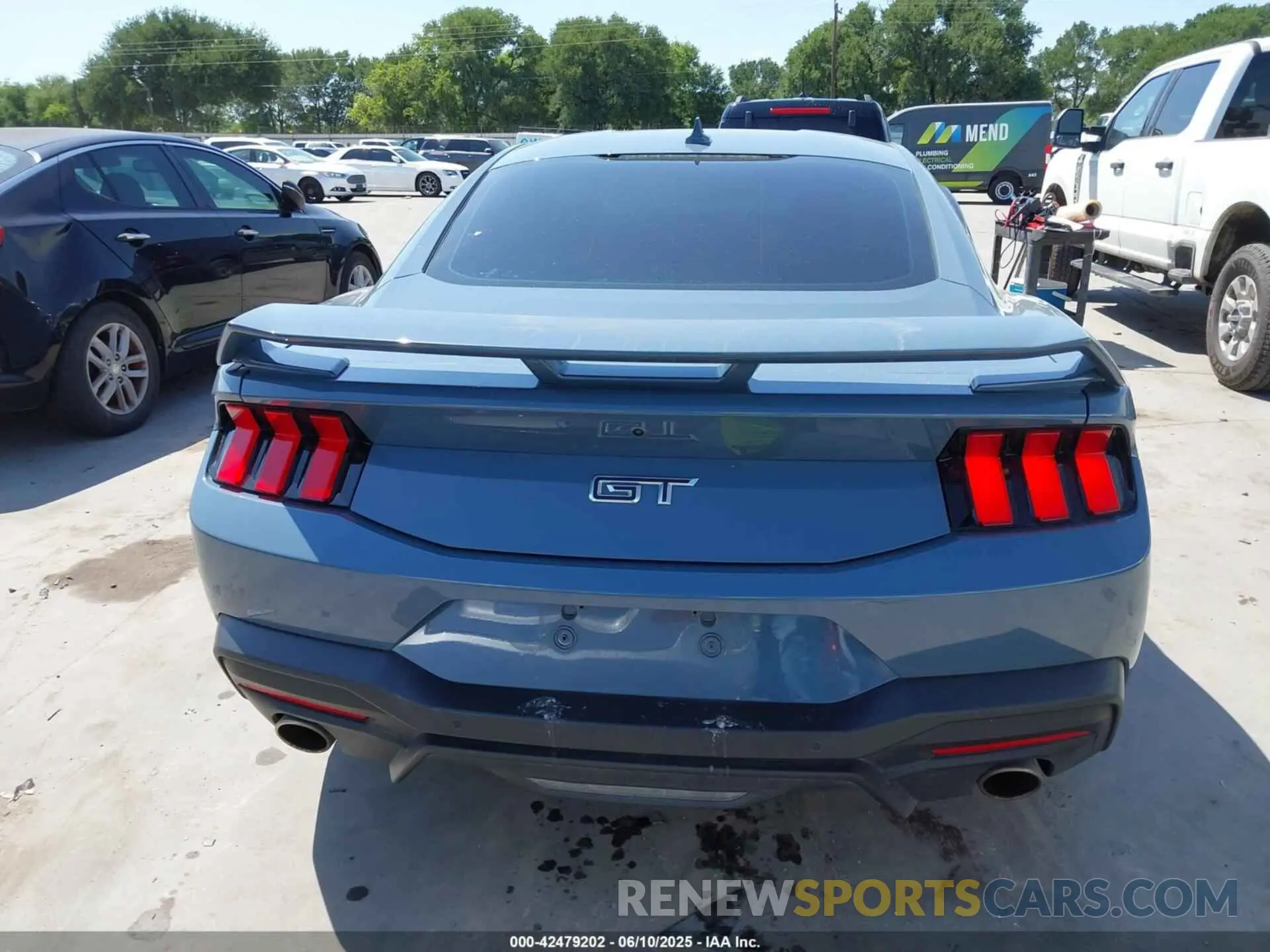 17 Photograph of a damaged car 1FA6P8CF1R5425690 FORD MUSTANG 2024