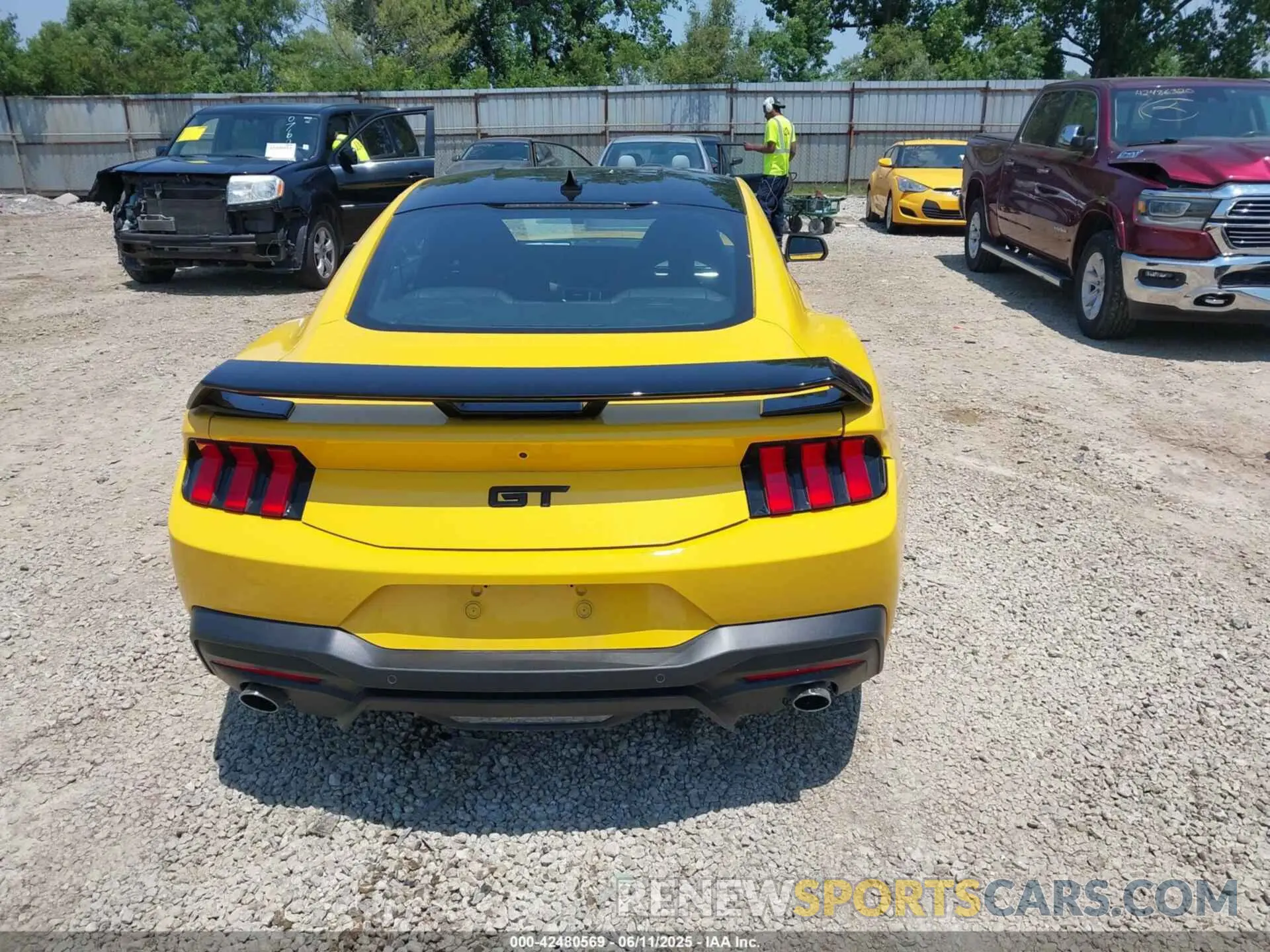 17 Photograph of a damaged car 1FA6P8CF5R5423795 FORD MUSTANG 2024