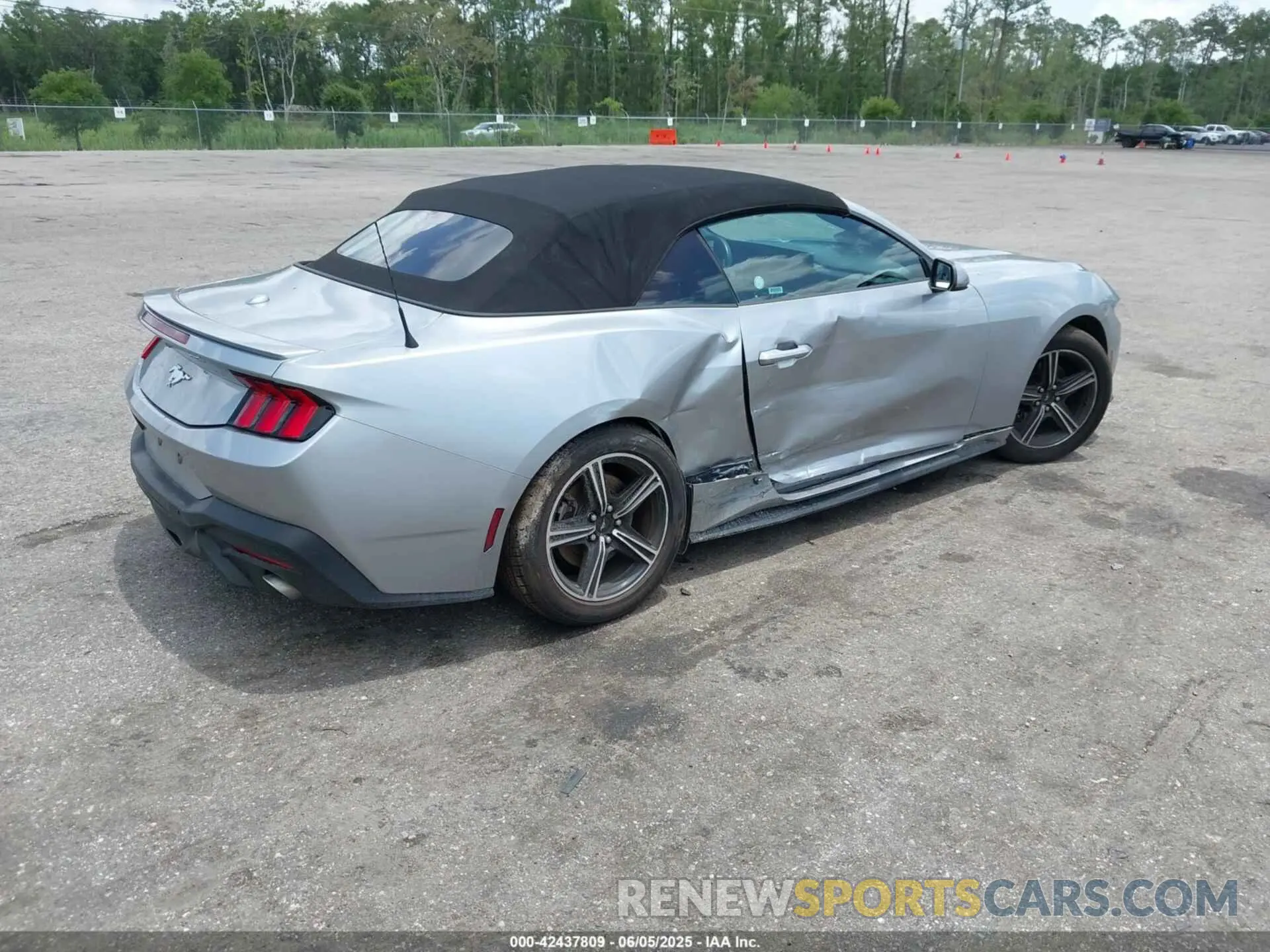4 Photograph of a damaged car 1FAGP8UH5R5125087 FORD MUSTANG 2024