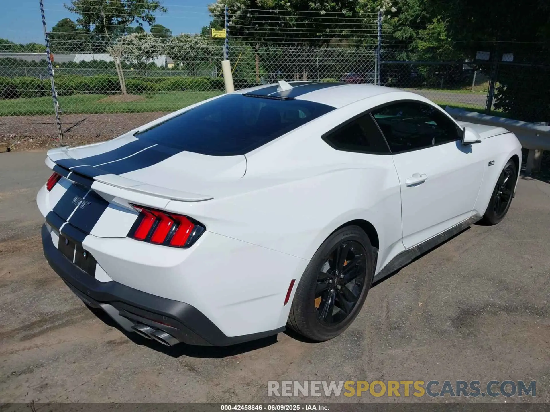 4 Photograph of a damaged car 1FA6P8CF1S5401914 FORD MUSTANG 2025
